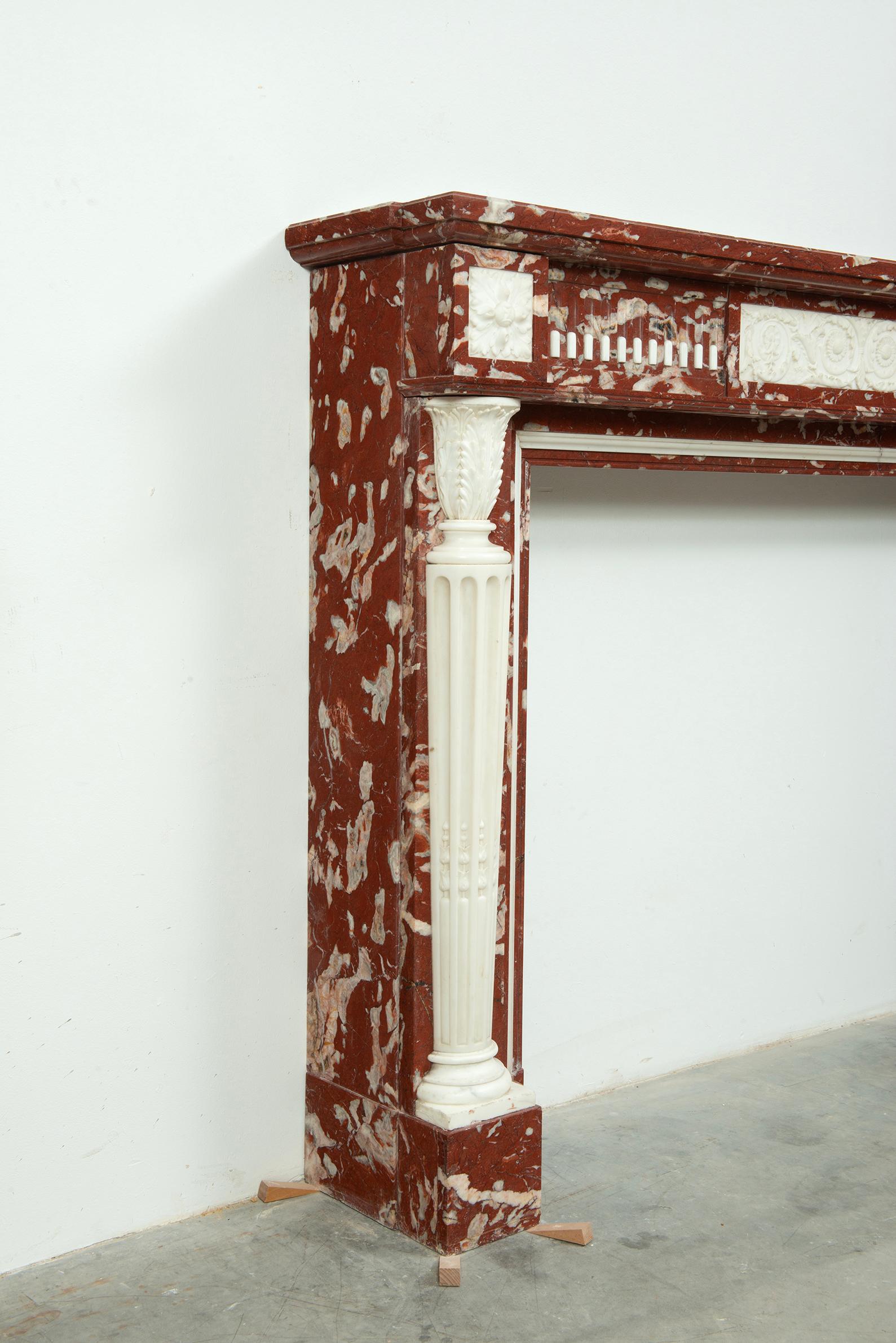 Real chimenea francesa Luis XVI Rouge de Languedoc y mármol de Carrara en venta 5