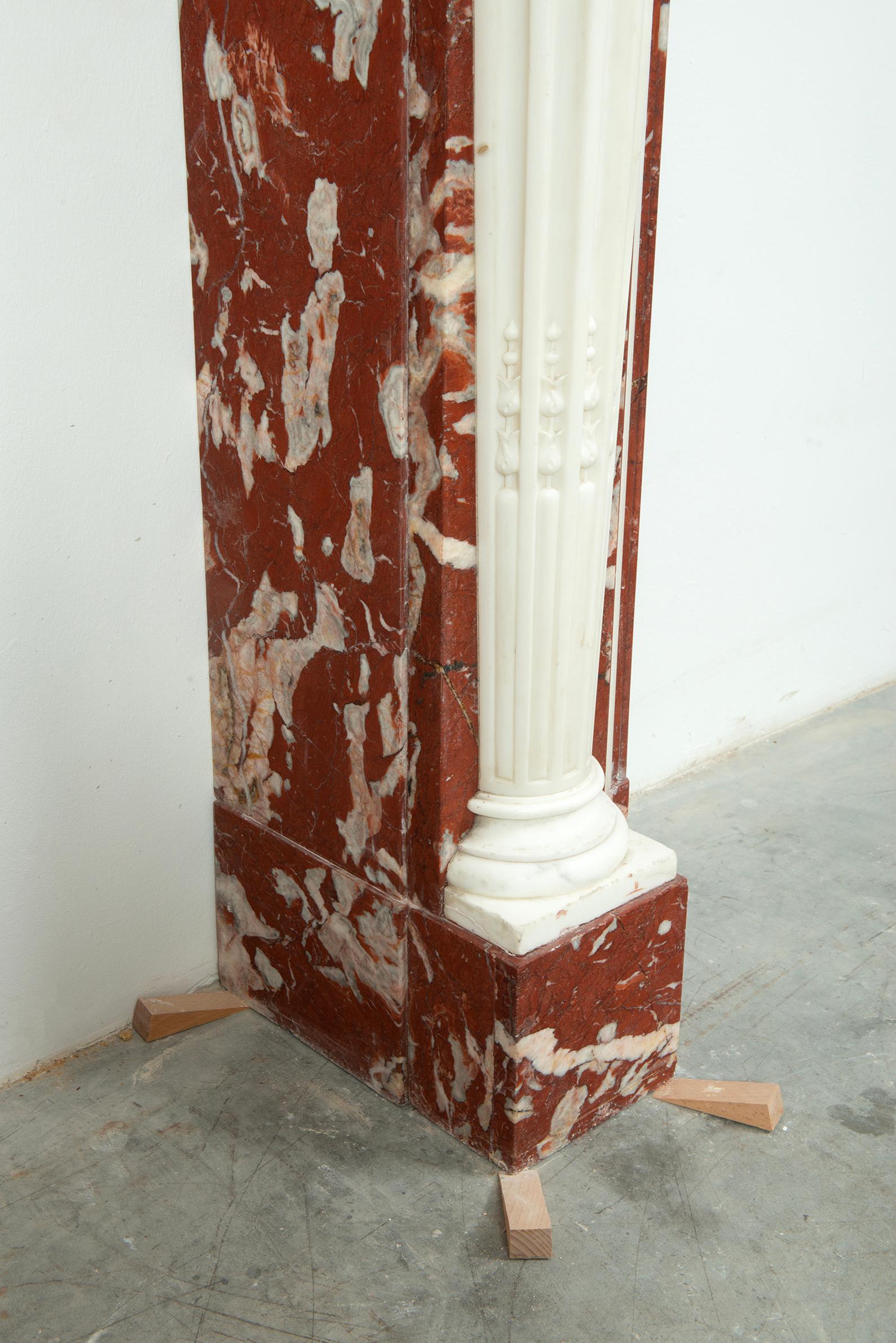 Real chimenea francesa Luis XVI Rouge de Languedoc y mármol de Carrara en venta 6