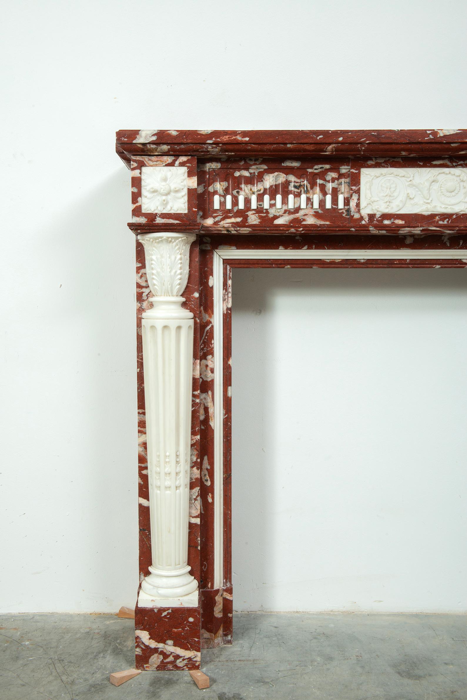 Real chimenea francesa Luis XVI Rouge de Languedoc y mármol de Carrara en venta 11