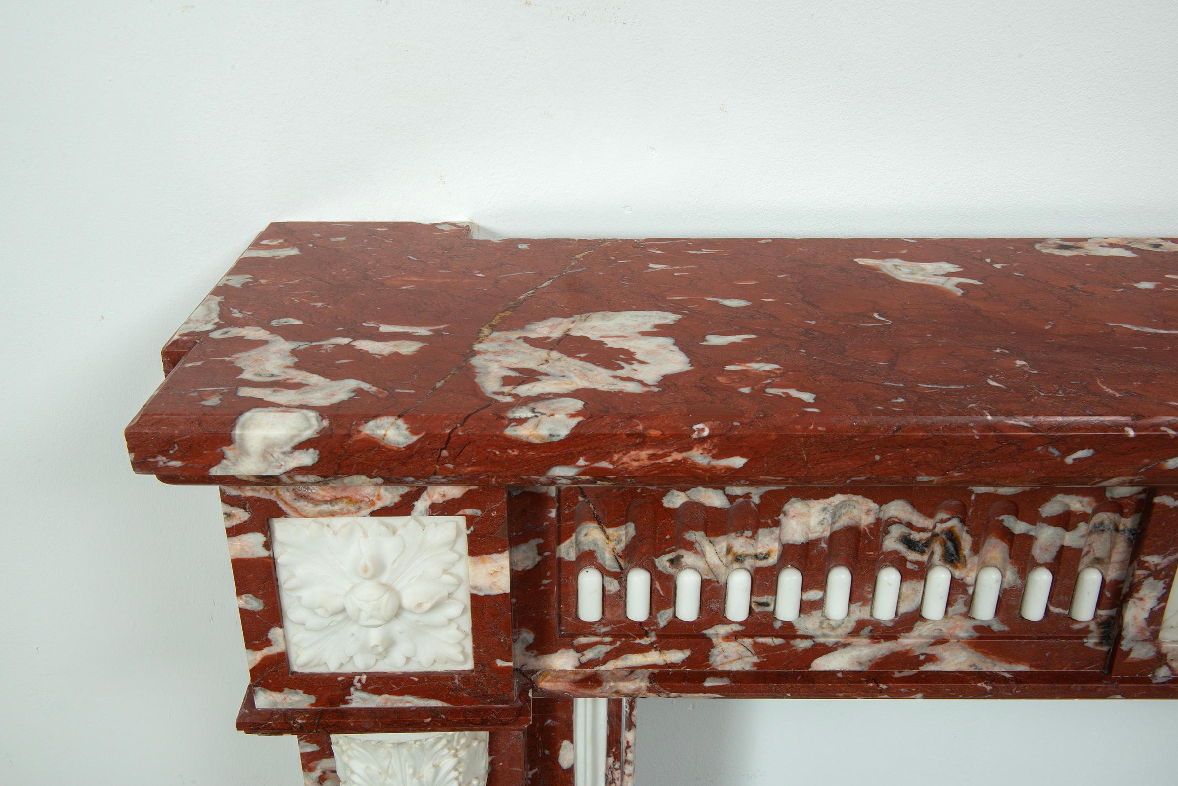 Real chimenea francesa Luis XVI Rouge de Languedoc y mármol de Carrara en venta 12