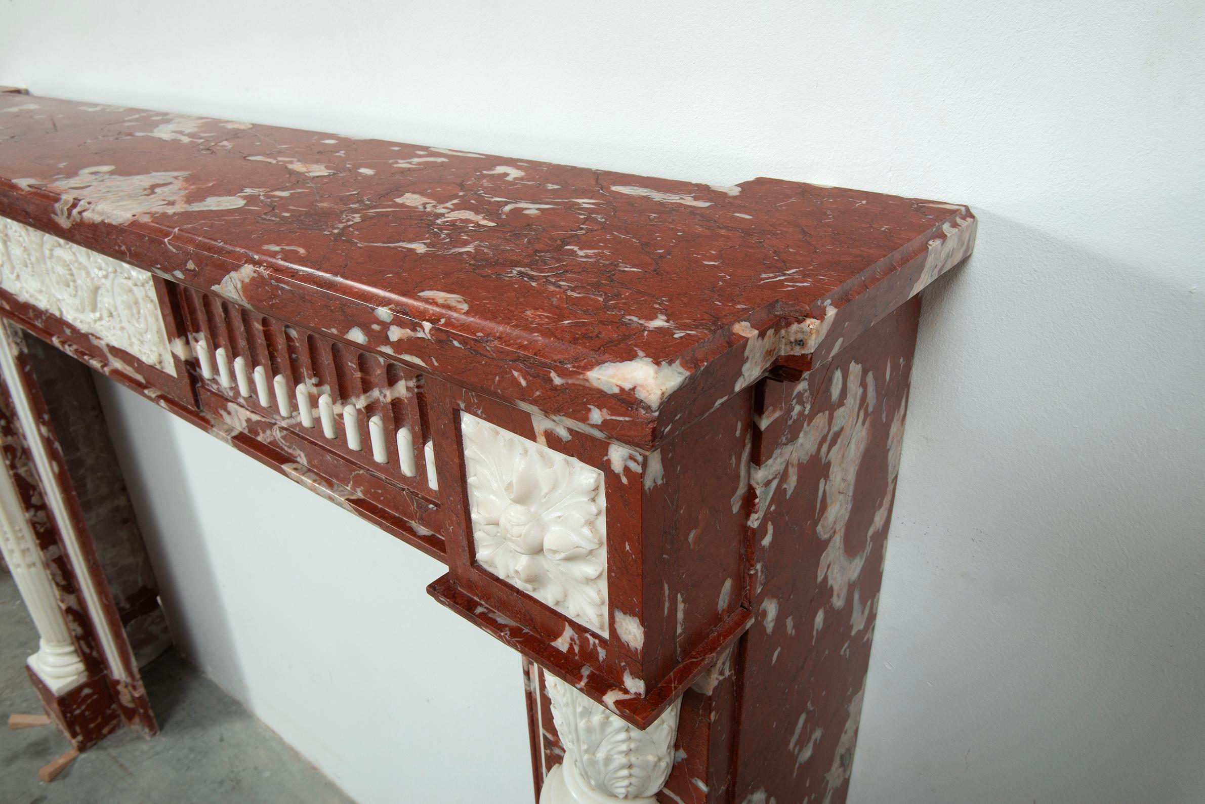Real chimenea francesa Luis XVI Rouge de Languedoc y mármol de Carrara en venta 14