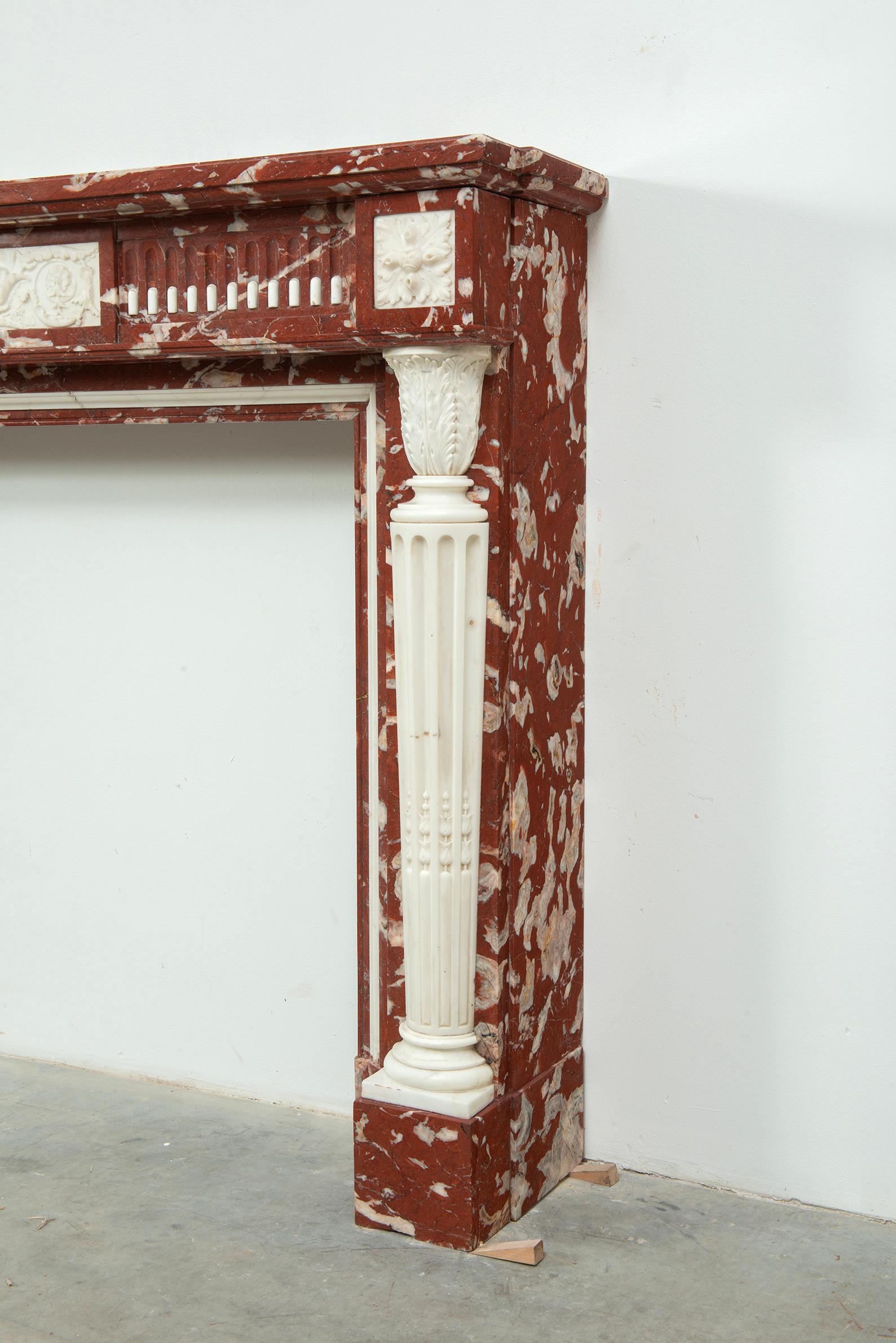Real chimenea francesa Luis XVI Rouge de Languedoc y mármol de Carrara en Bueno estado para la venta en Haarlem, Noord-Holland