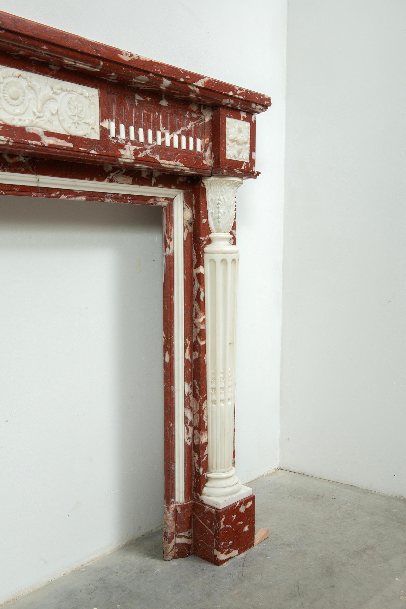 Real chimenea francesa Luis XVI Rouge de Languedoc y mármol de Carrara siglo XIX en venta
