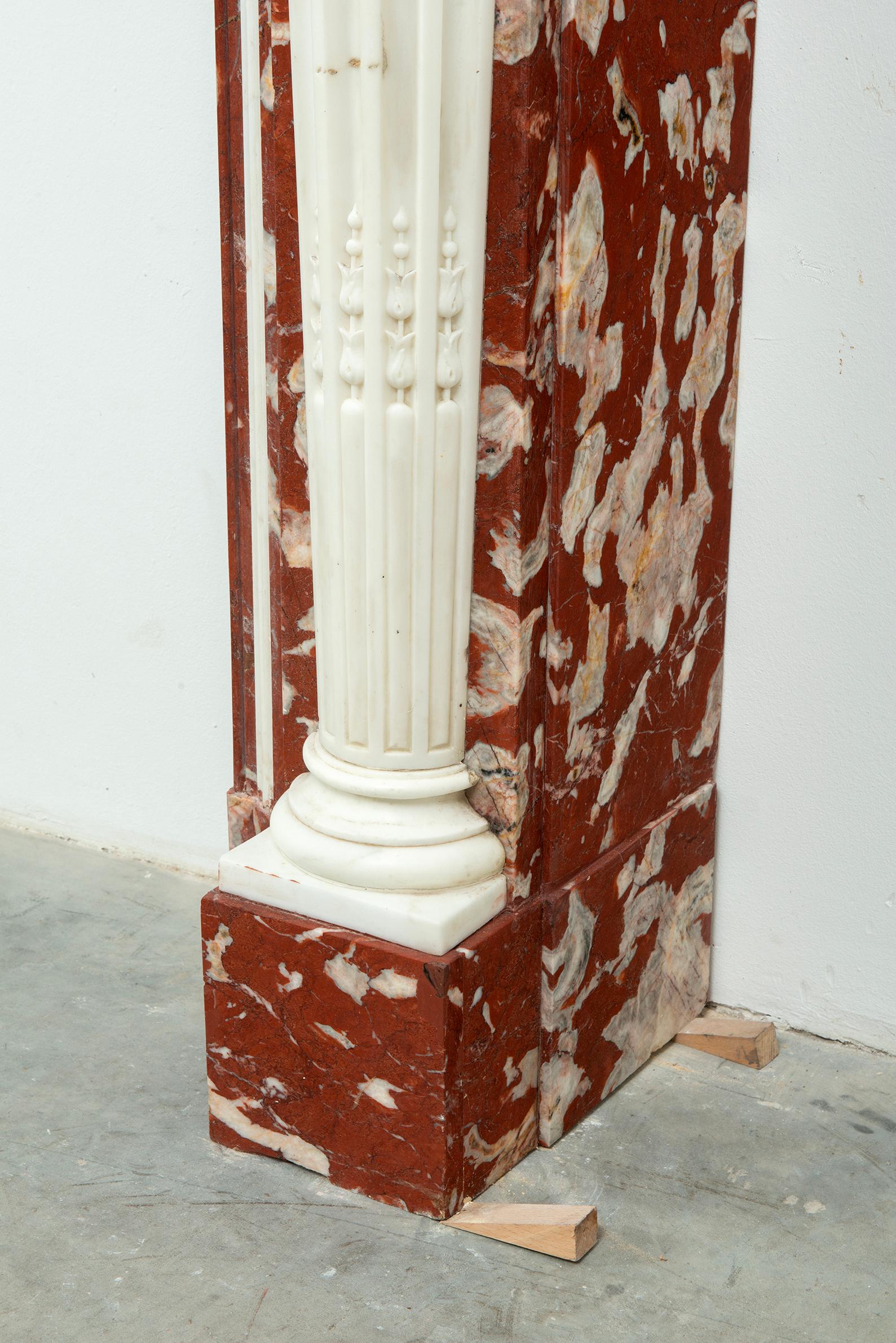 Real chimenea francesa Luis XVI Rouge de Languedoc y mármol de Carrara Mármol en venta