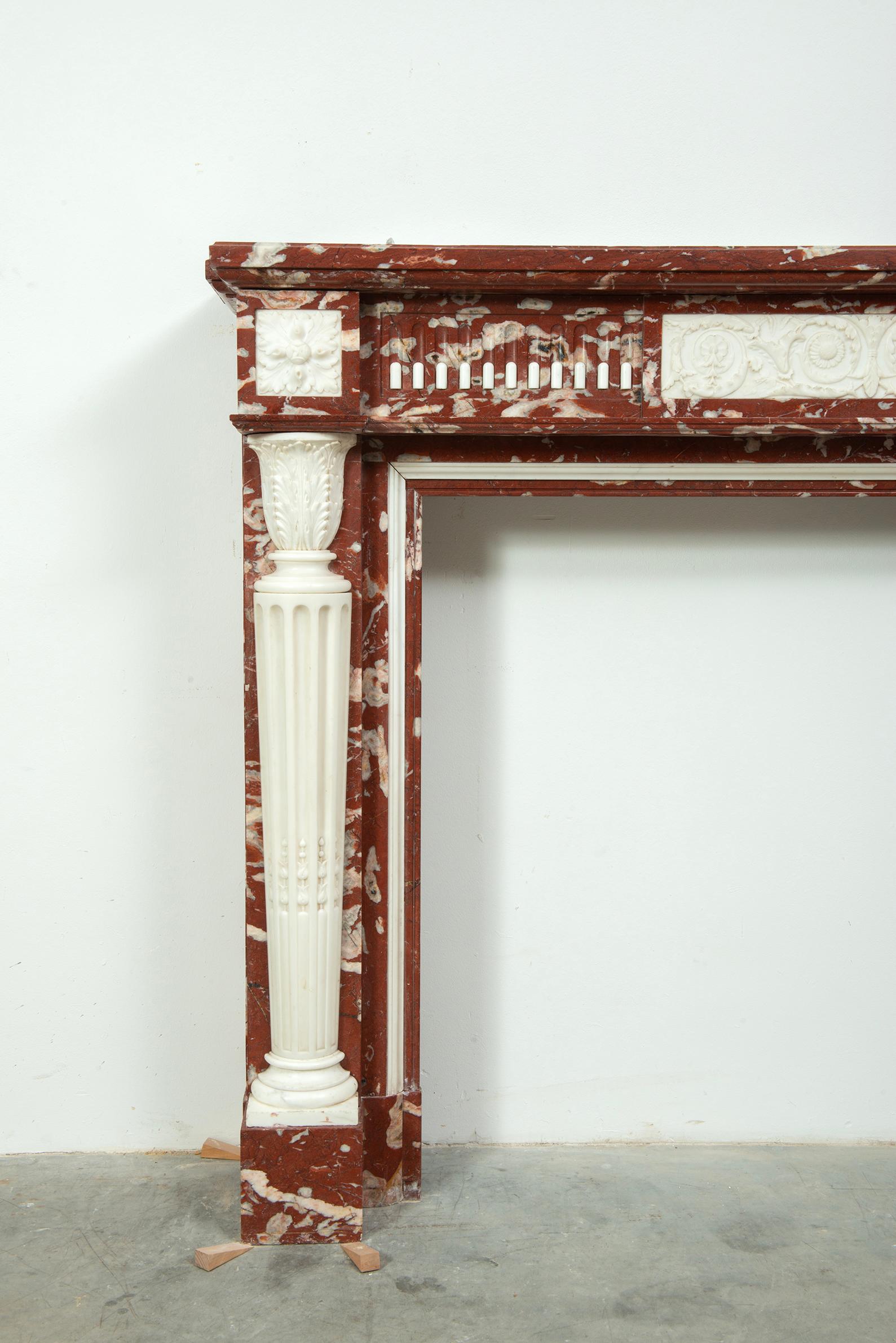 Real chimenea francesa Luis XVI Rouge de Languedoc y mármol de Carrara en venta 1