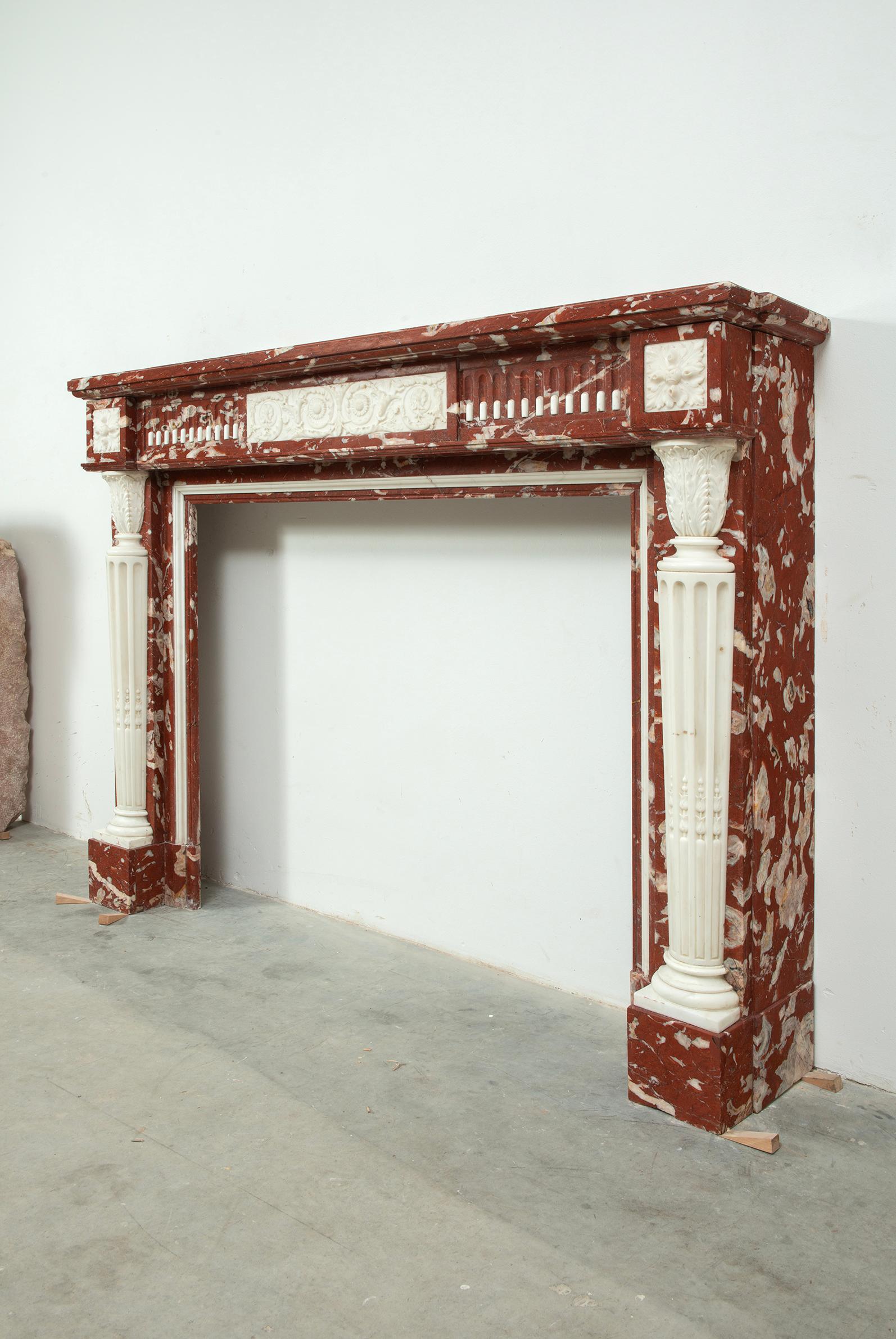 Real chimenea francesa Luis XVI Rouge de Languedoc y mármol de Carrara en venta 2