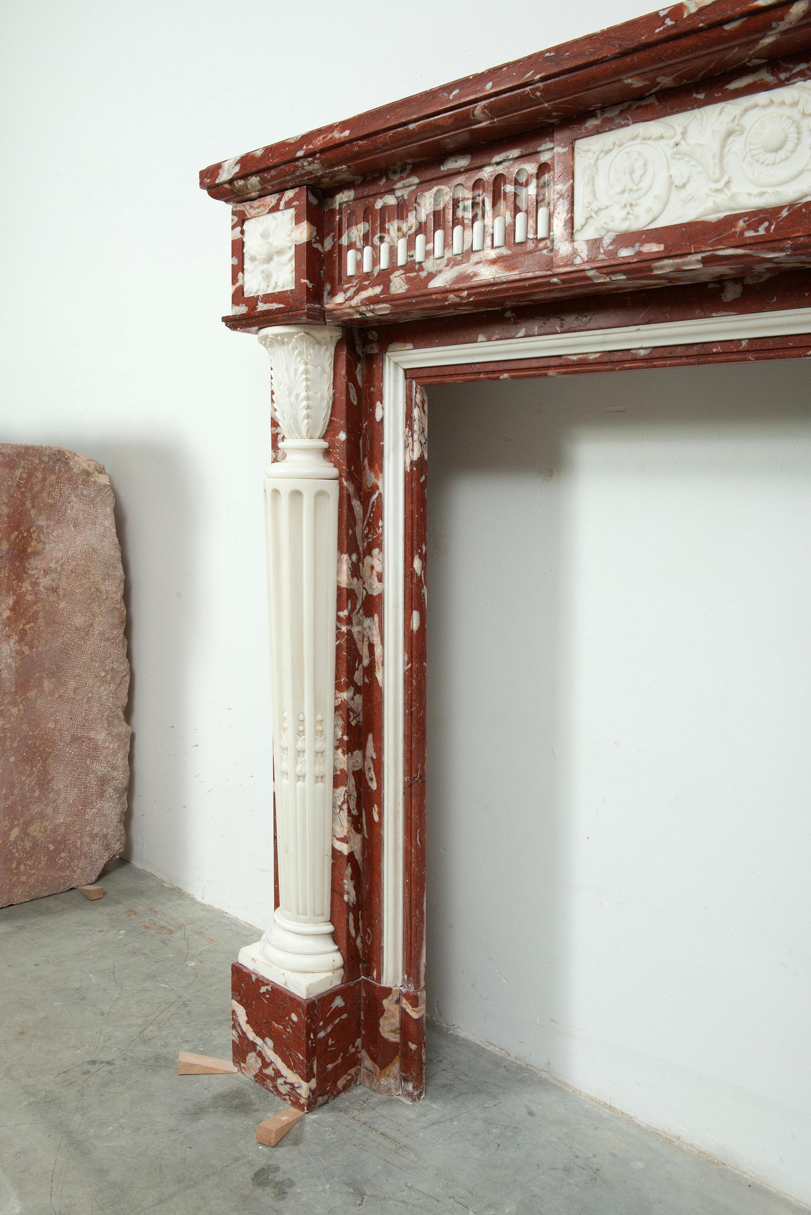 Real chimenea francesa Luis XVI Rouge de Languedoc y mármol de Carrara en venta 3