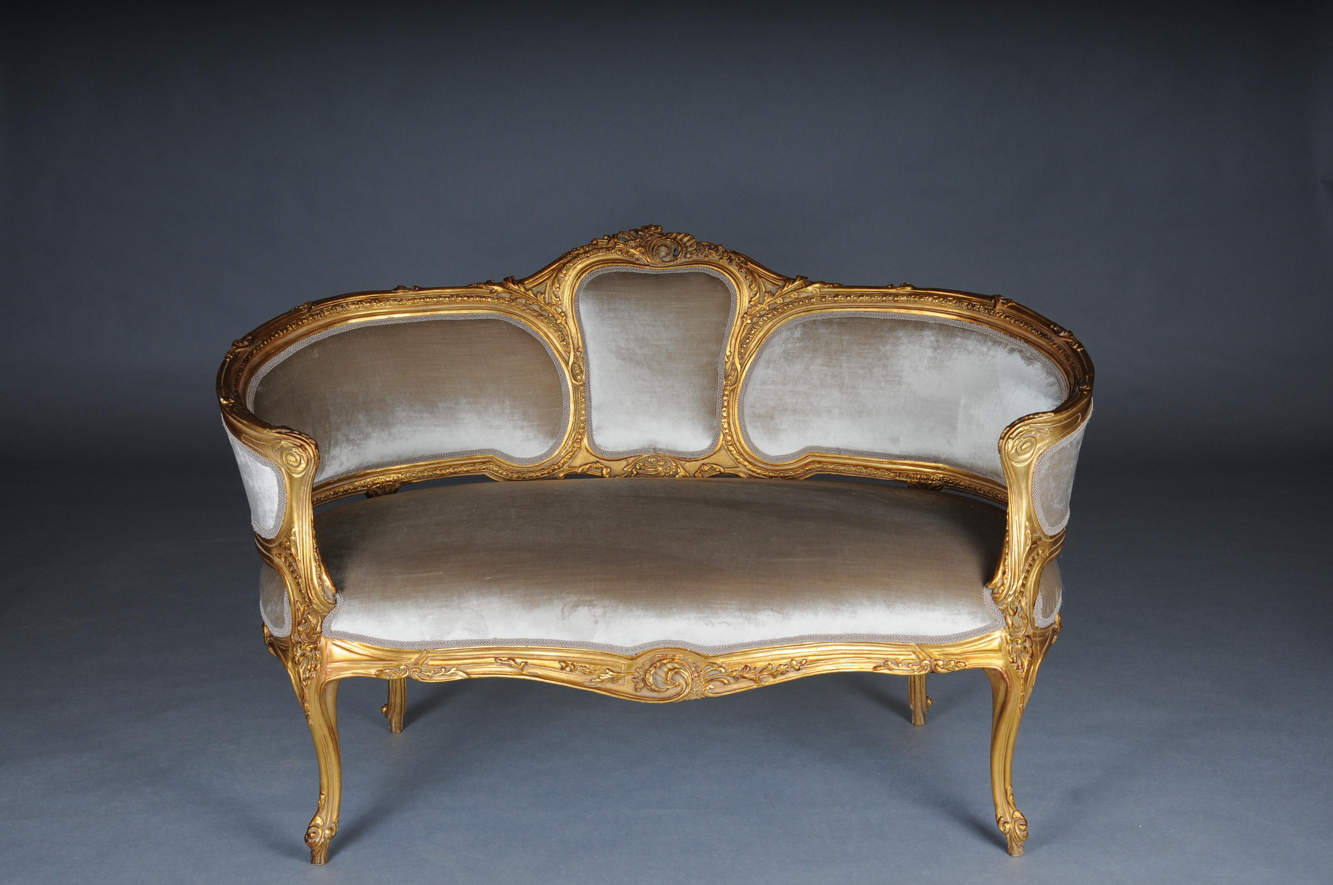 Royal French lounge sofa/Couch/Bench in Louis XV style, beechwood gold

Solid wood, hand-carved and gilded. High-quality craftsmanship. The upholstery has been newly covered with a high-quality plain velvet fabric in gold and beige.

Extremely