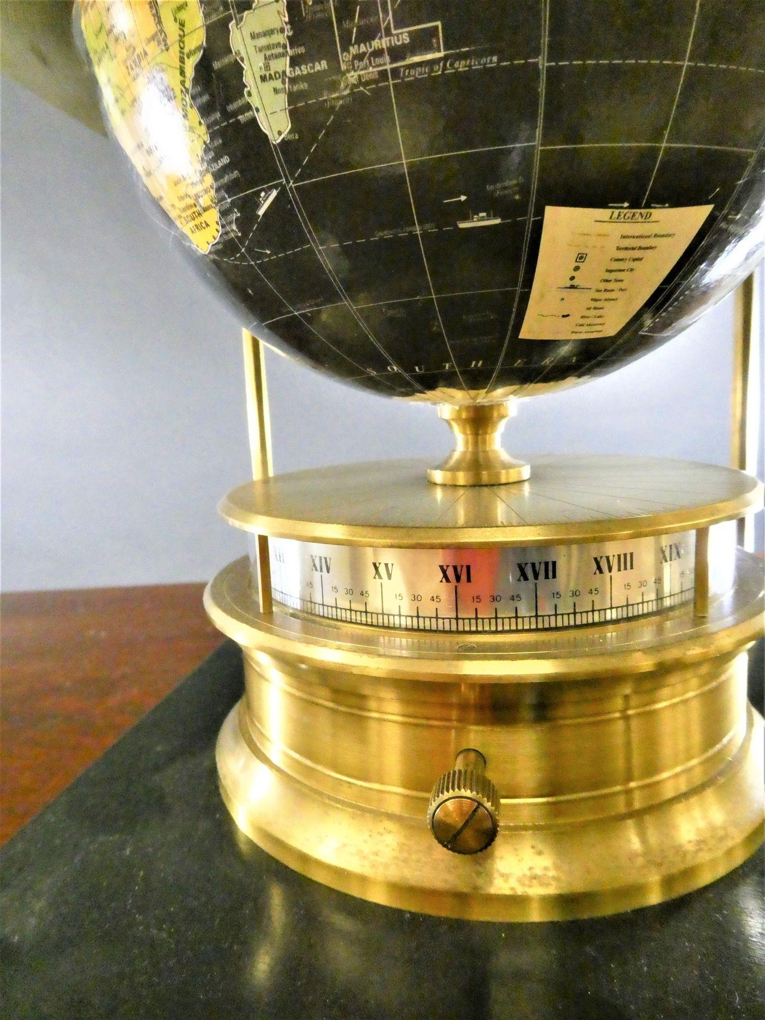 Horloge du monde de la Royal Geographical Society Bon état - En vente à Norwich, GB