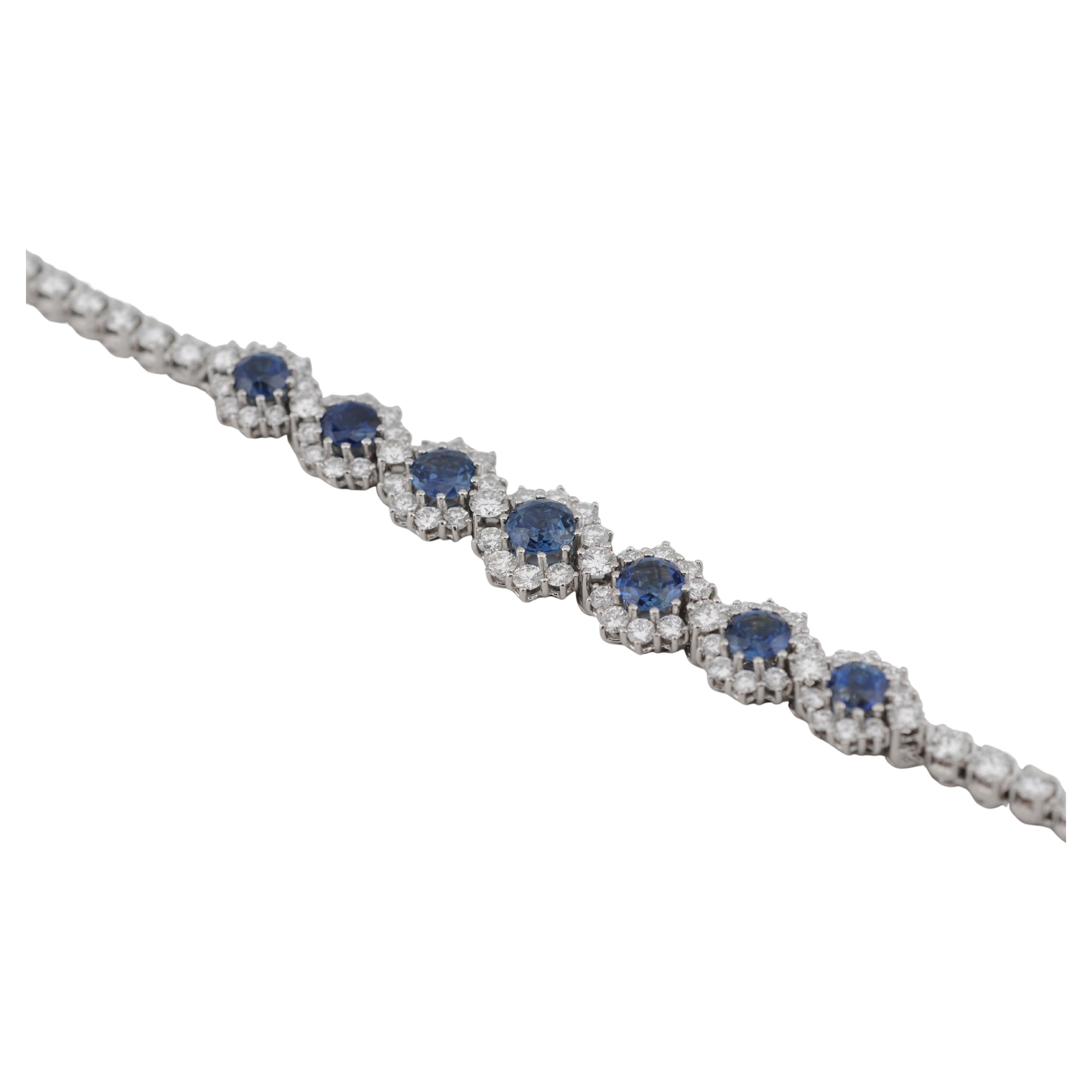 Excepcional pulsera elaborada en oro blanco de 18 quilates, engastada con 7 zafiros naturales de Ceilán que suman aproximadamente entre 6 y 8 quilates. Los zafiros se complementan con 87 diamantes talla brillante:

	
31 × ~0,13 ct = ~4,03 ct
56 ×
