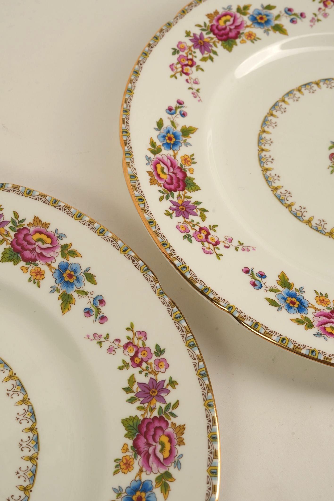 Royal Grafton 'Malvern' Bone China Dinner Plate with Gilt Trim  Set of 8 For Sale 3
