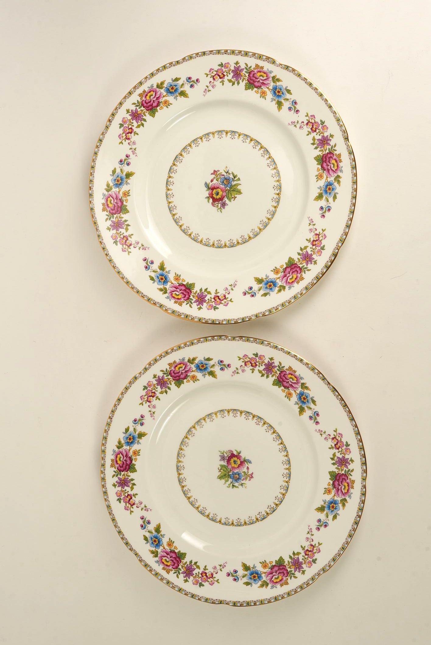 Royal Grafton 'Malvern' Bone China Dinner Plate with Gilt Trim  Set of 8 For Sale 4
