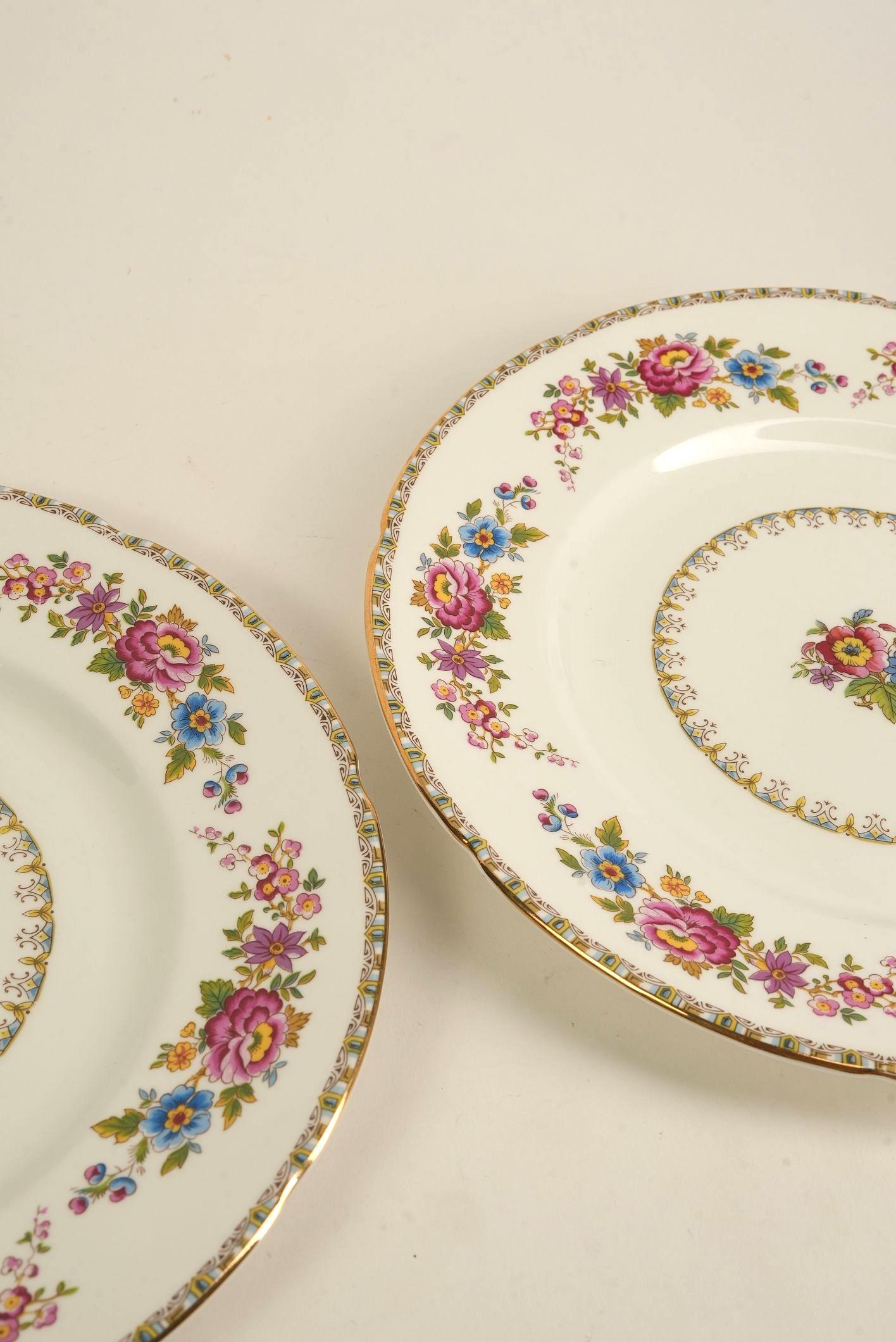 Royal Grafton 'Malvern' Bone China Dinner Plate with Gilt Trim  Set of 8 For Sale 5