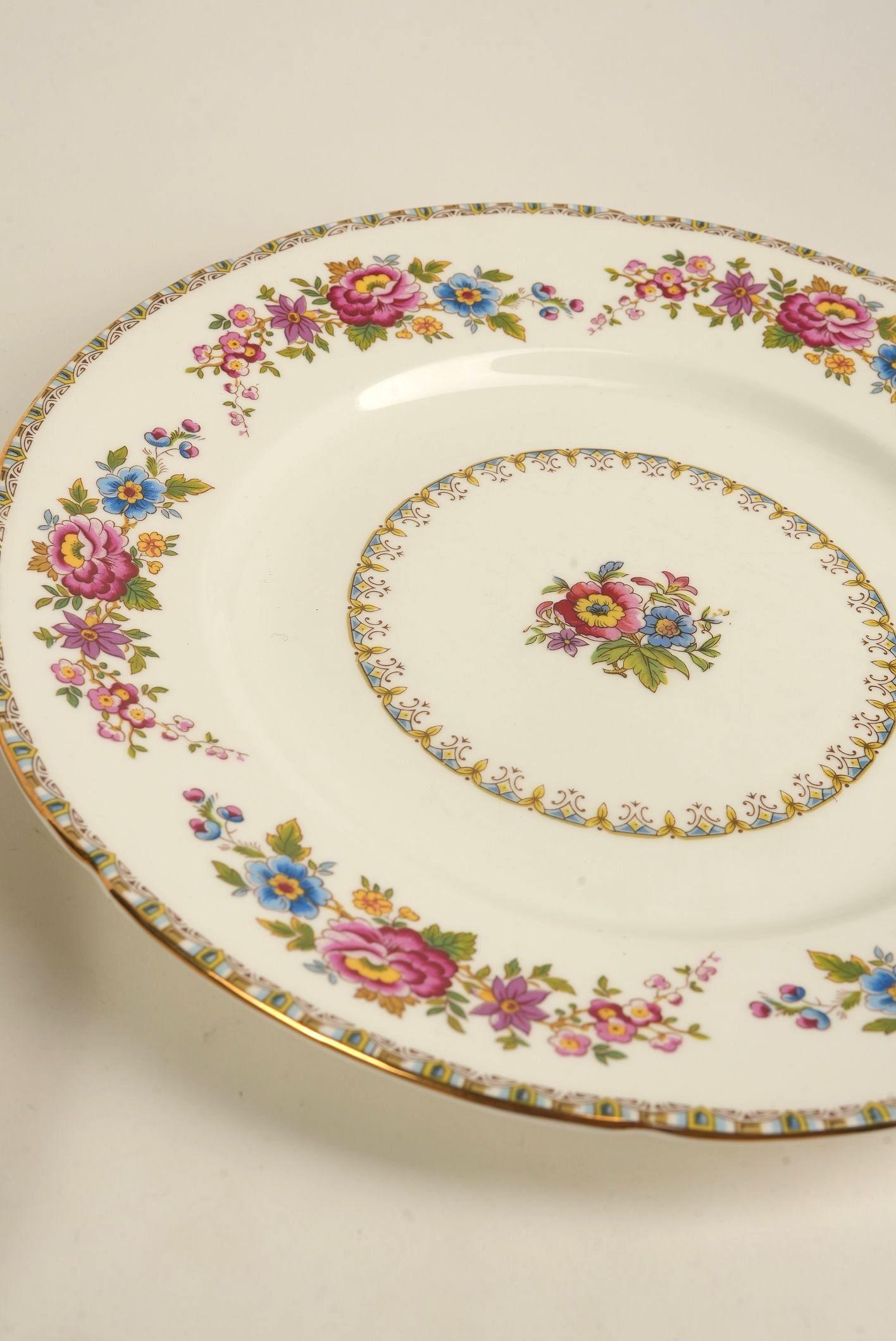 Royal Grafton 'Malvern' Bone China Dinner Plate with Gilt Trim  Set of 8 For Sale 6
