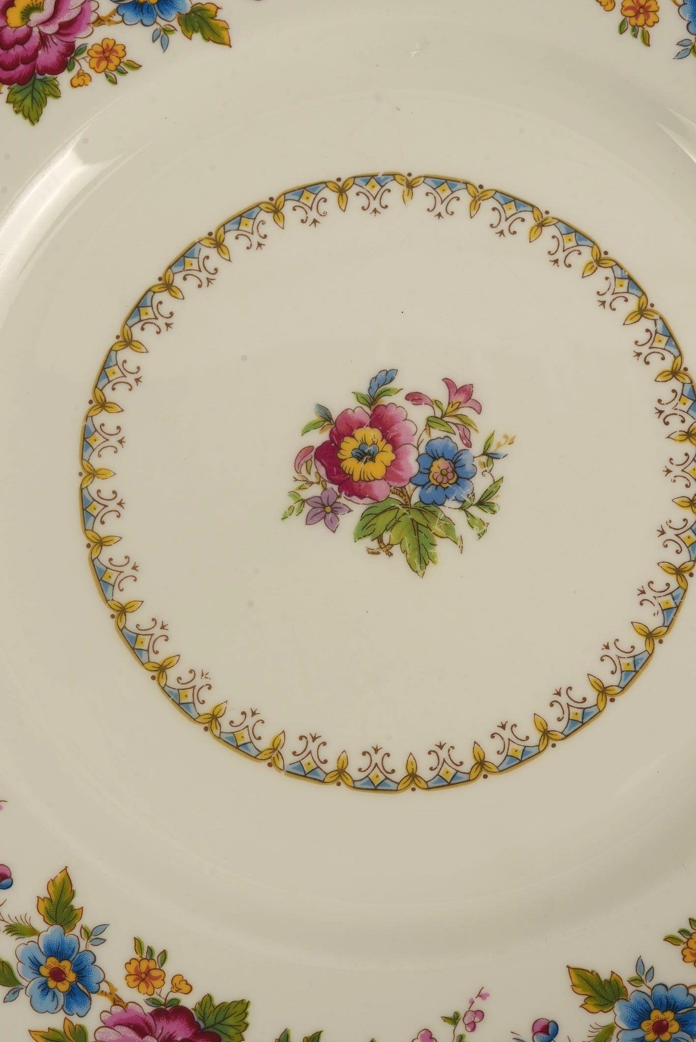 English Royal Grafton 'Malvern' Bone China Dinner Plate with Gilt Trim  Set of 8 For Sale