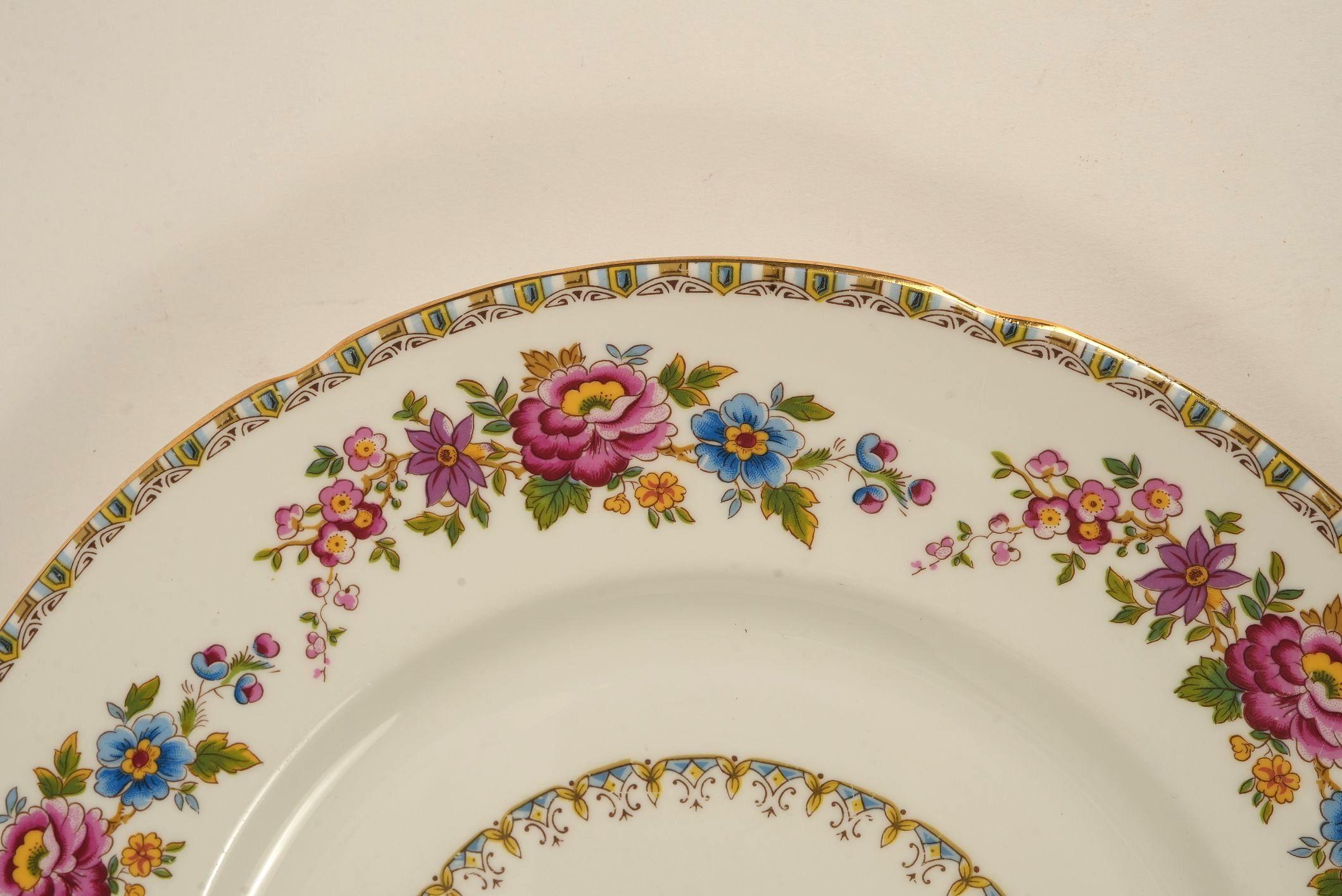 Royal Grafton 'Malvern' Bone China Dinner Plate with Gilt Trim  Set of 8 In Good Condition For Sale In Worcester Park, GB
