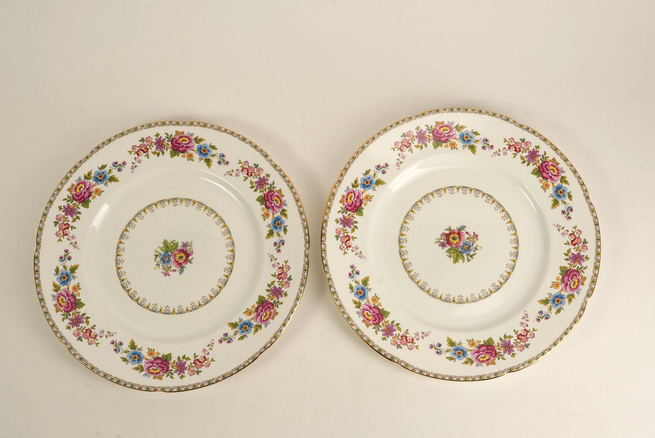 20th Century Royal Grafton 'Malvern' Bone China Dinner Plate with Gilt Trim  Set of 8 For Sale