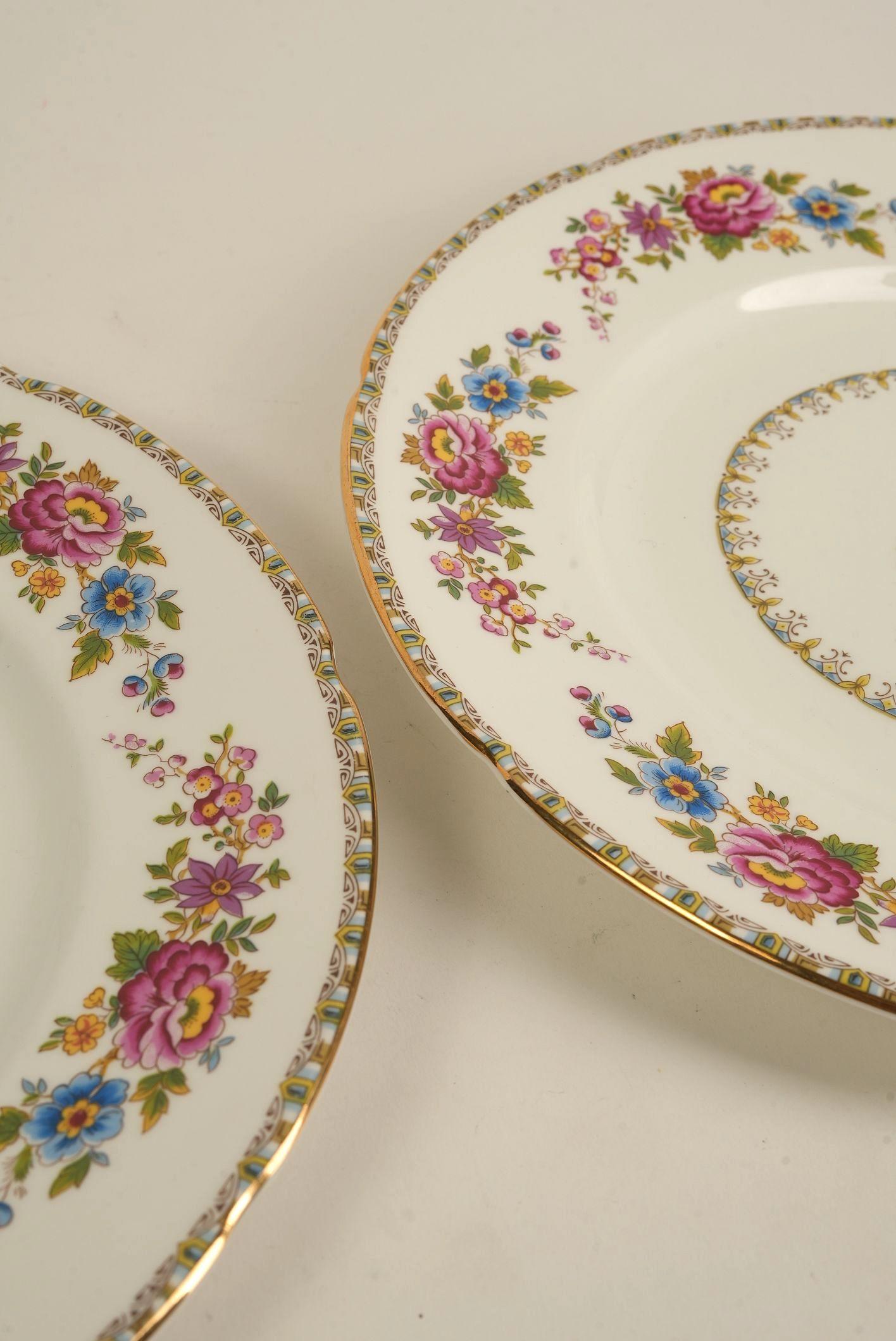 Porcelain Royal Grafton 'Malvern' Bone China Dinner Plate with Gilt Trim  Set of 8 For Sale