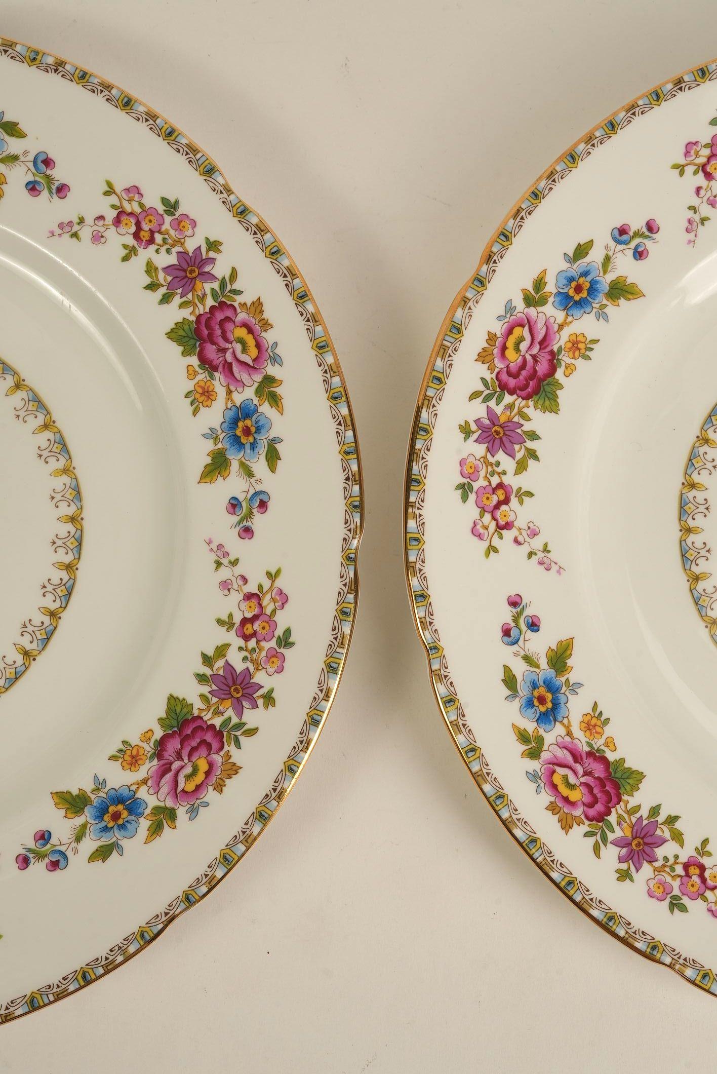 Royal Grafton 'Malvern' Bone China Dinner Plate with Gilt Trim  Set of 8 For Sale 1