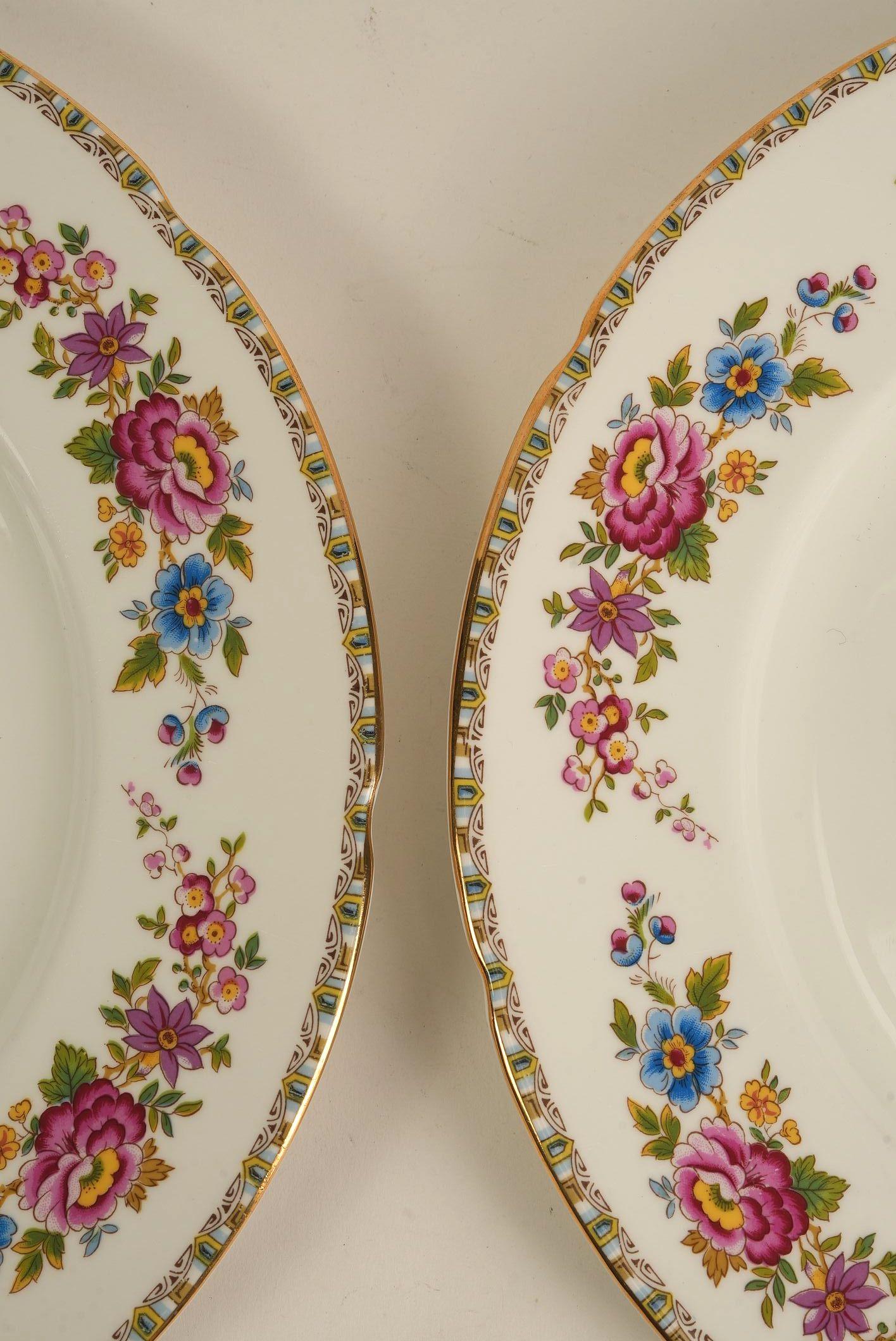Royal Grafton 'Malvern' Bone China Dinner Plate with Gilt Trim  Set of 8 For Sale 2