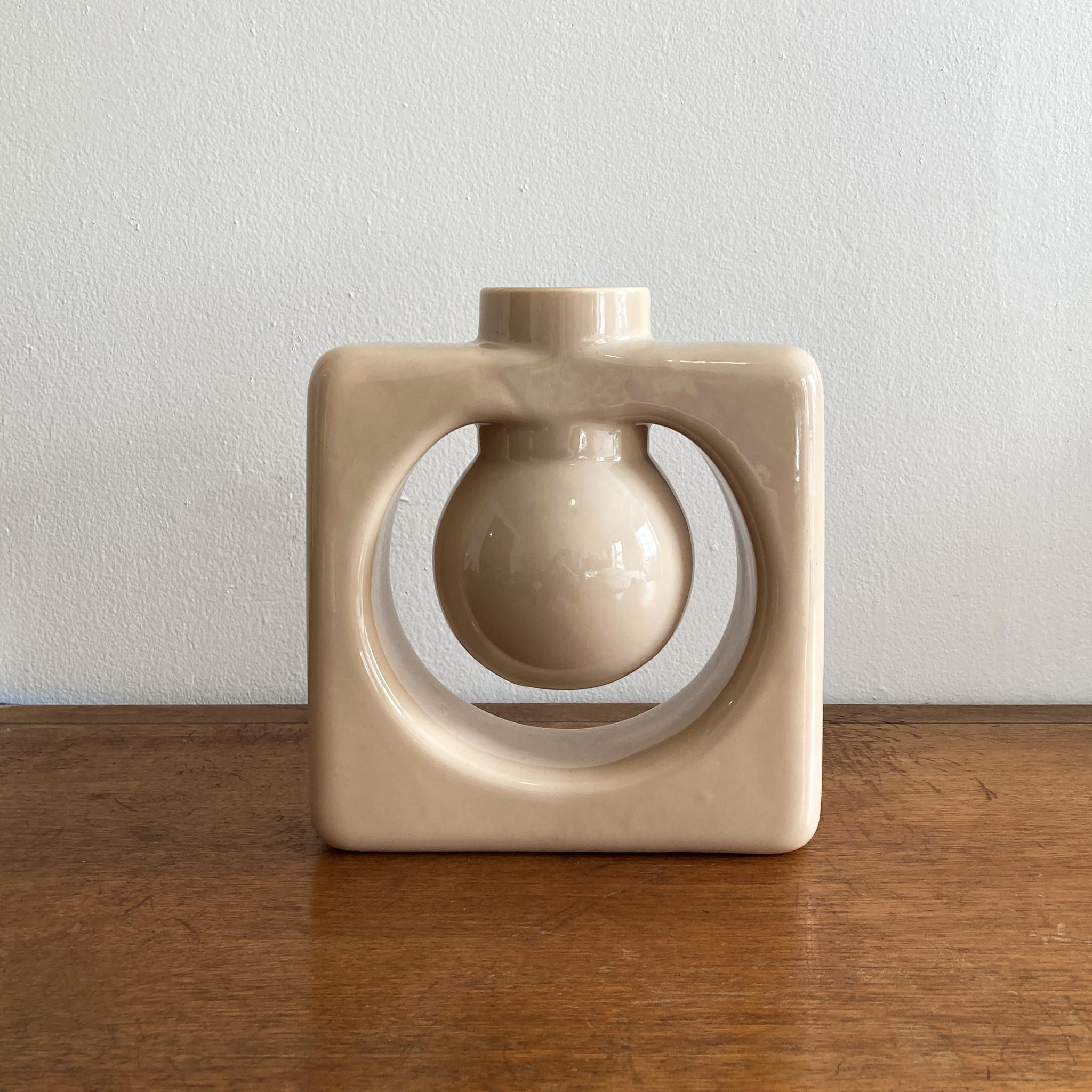 A stunning rare abstract Haeger beige/ ecru vase in midcentury style, medium size. In great condition, no crazing, chips or cracks. This piece coordinates with four other matching vases, listed separately, see photos. Beautiful on its own, or paired
