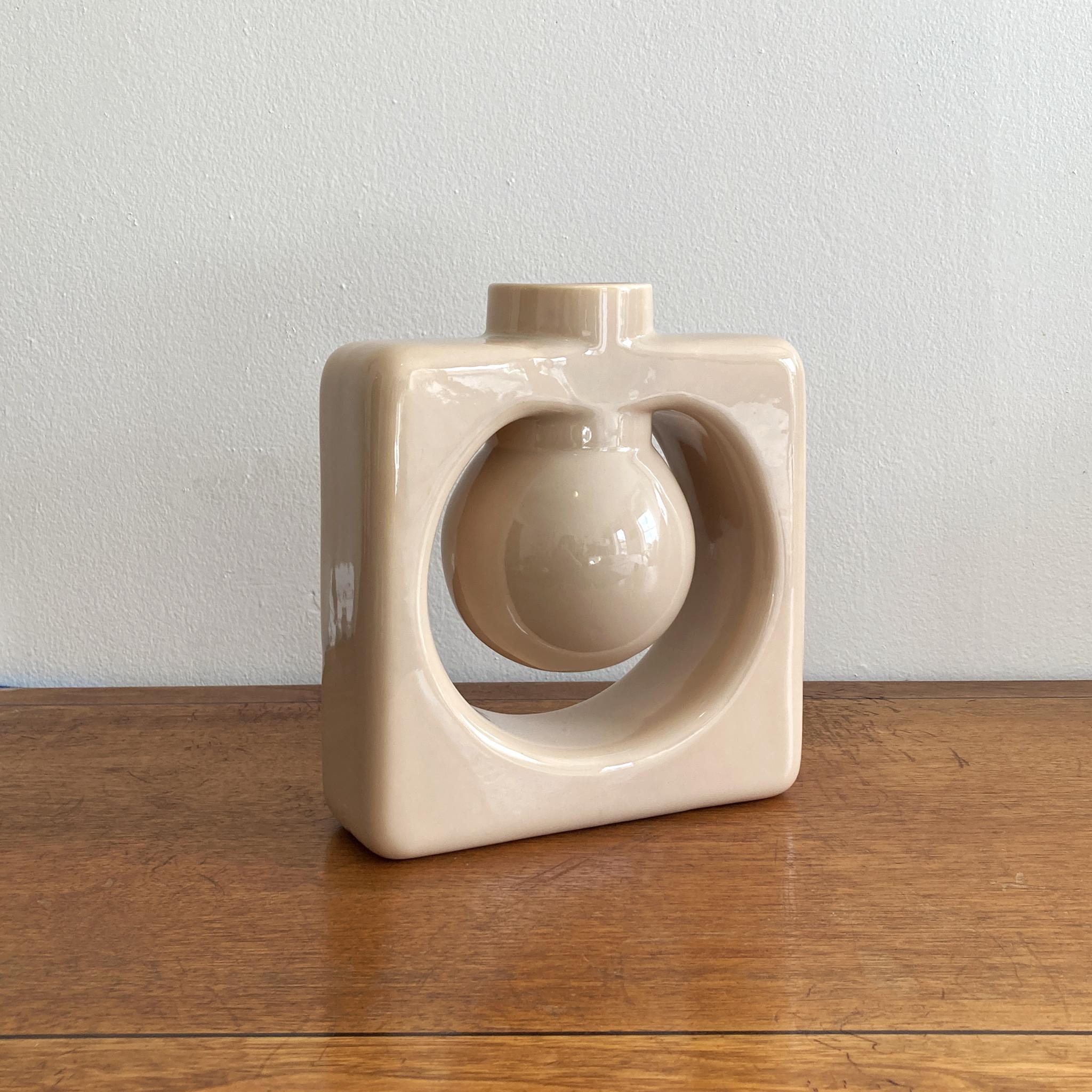 Postmoderne Vase carré postmoderne Hae beige écru abstrait en vente