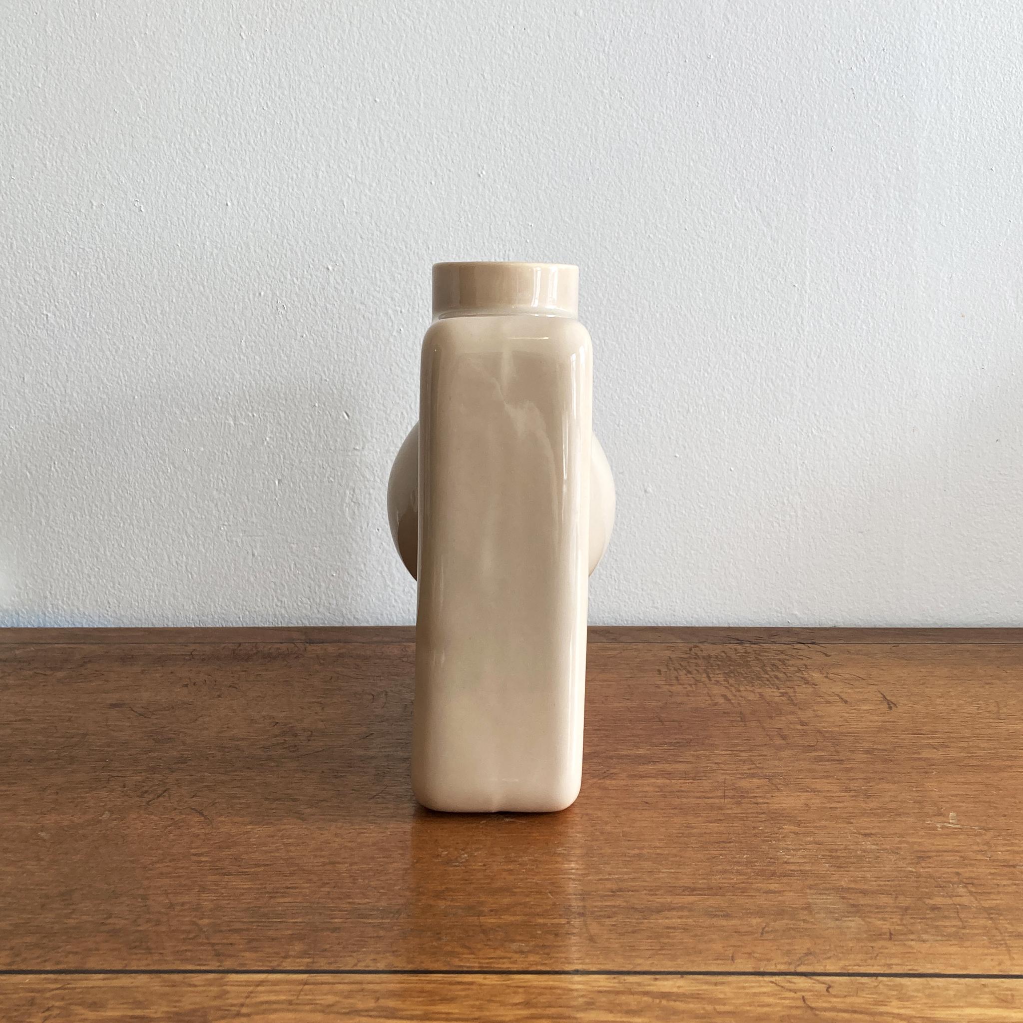 Américain Vase carré postmoderne Hae beige écru abstrait en vente