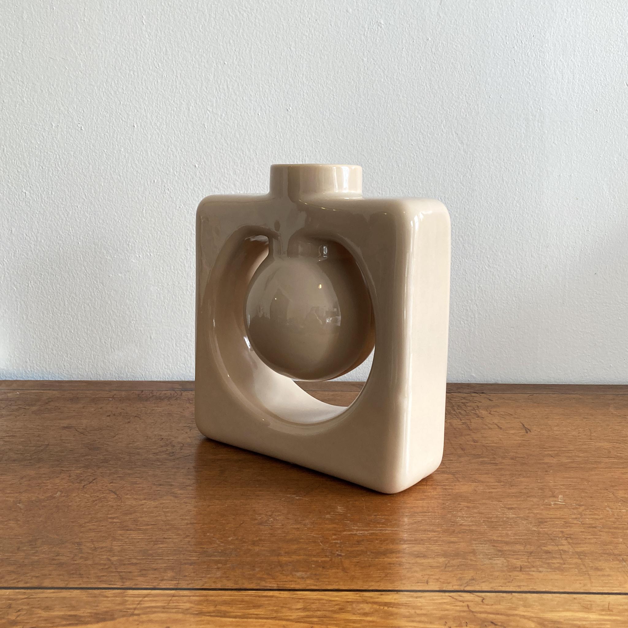 Vernissé Vase carré postmoderne Hae beige écru abstrait en vente