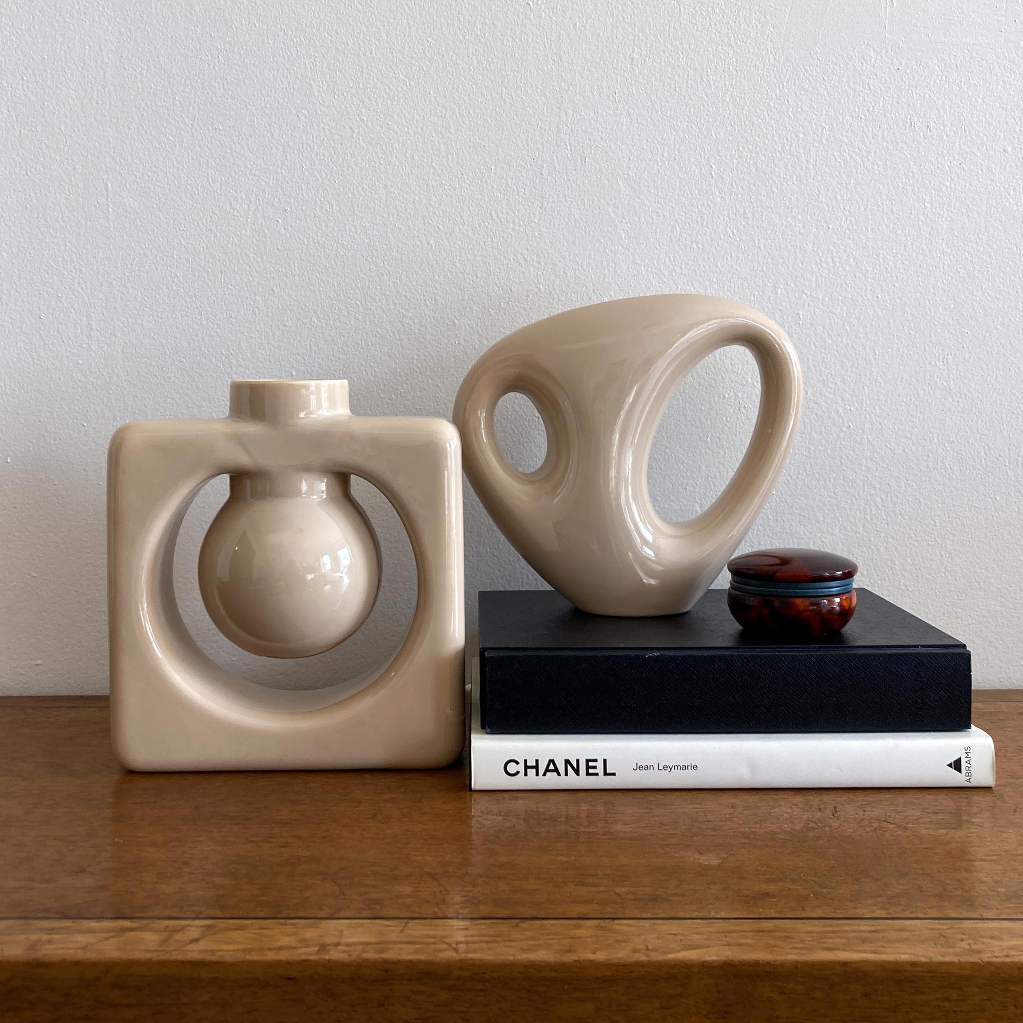 Fin du 20e siècle Vase carré postmoderne Hae beige écru abstrait en vente