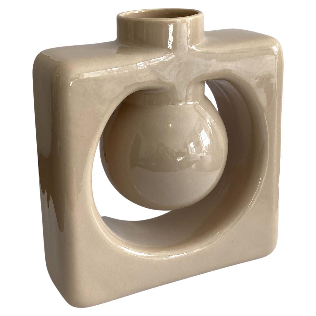 Vase carré postmoderne Hae beige écru abstrait en vente