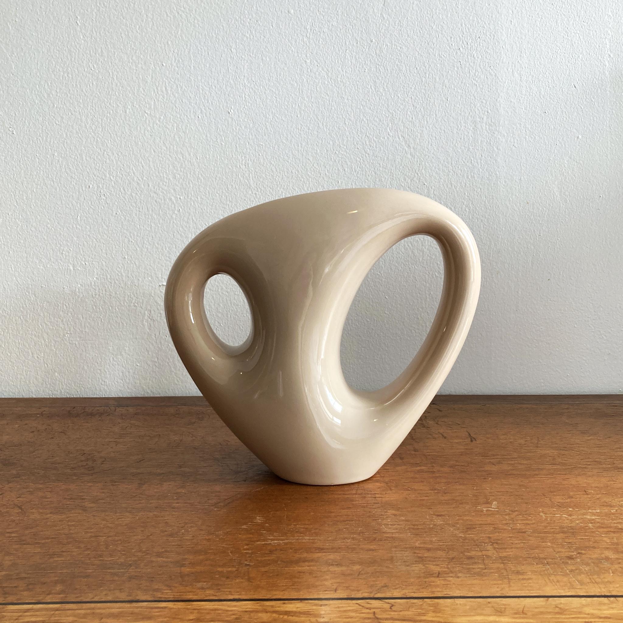 A stunning abstract Royal Haeger beige/ ecru vase, medium size. In great condition, no crazing, chips or cracks. This piece coordinates with four other matching vases, listed separately, see photos. Beautiful on its own, or paired with tonal pieces