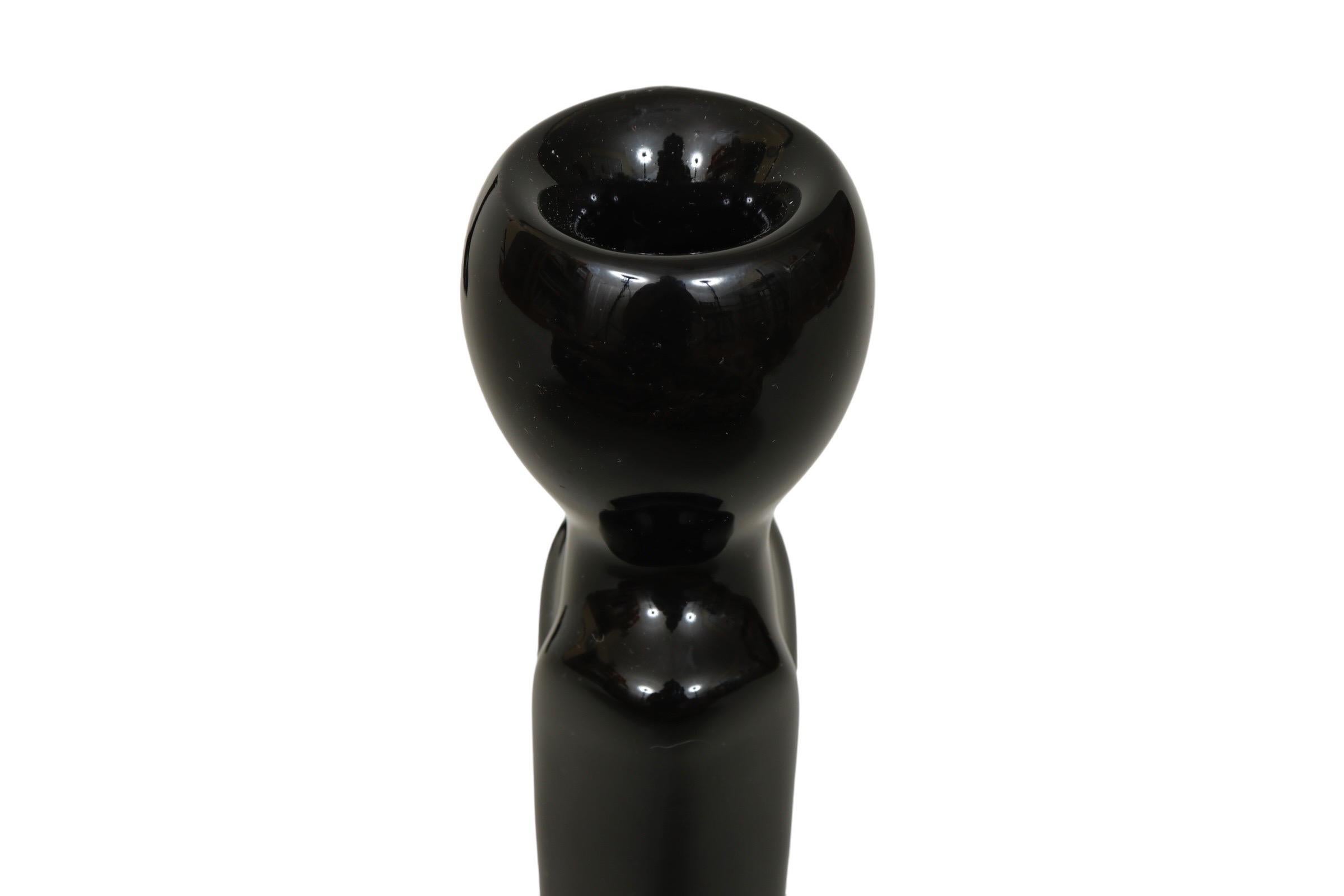 Coppia di portacandele in ceramica nera di Royal Haeger del 1992 circa. I capitelli a forma di bulbo con il collo schiacciato si trovano sopra steli affusolati che si allargano come un tessuto fino alla base rotonda. Ogni lato è decorato con