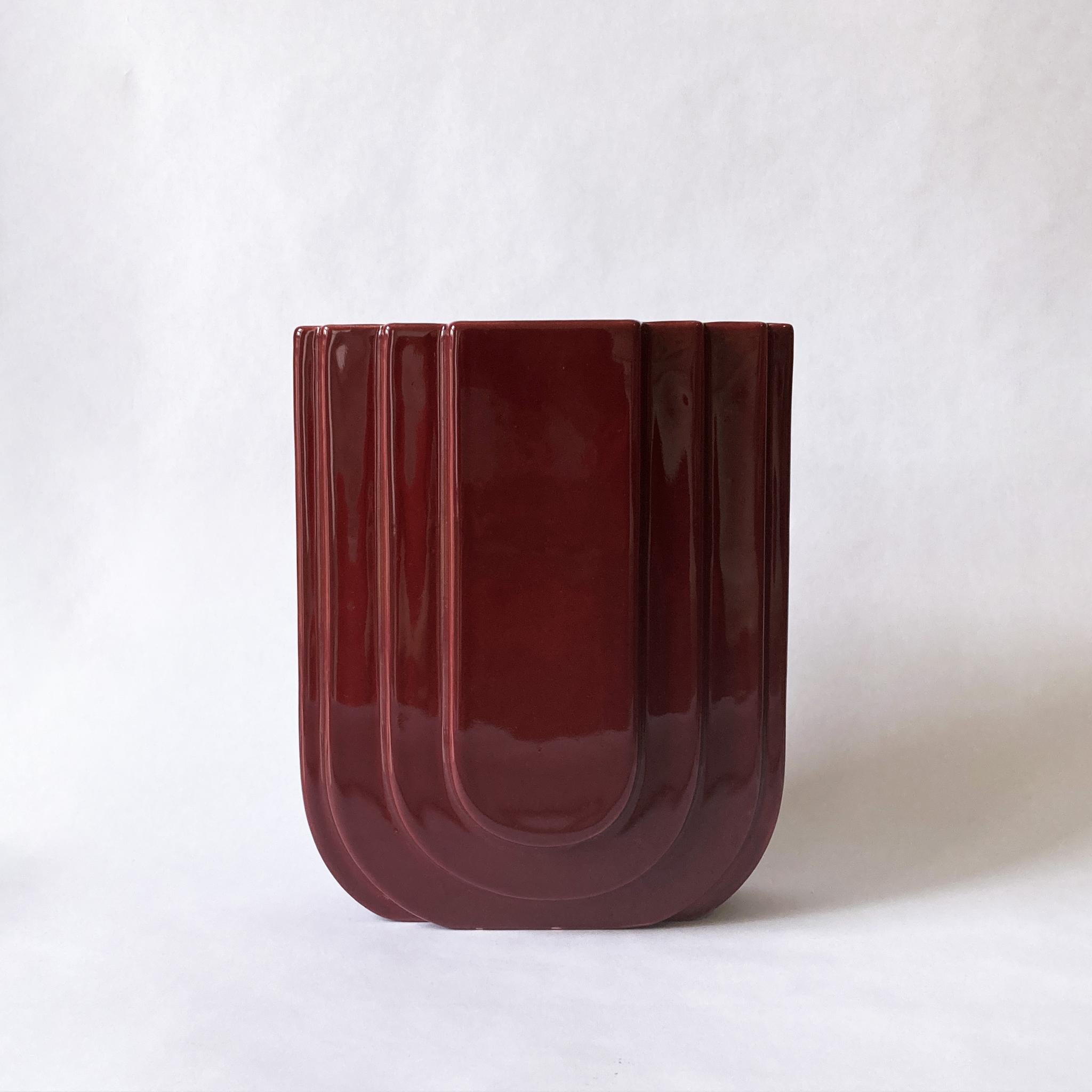 Art Deco style Royal Haeger burgundy/ wine vase, medium size. In great condition, no crazing, chips or cracks. Beautiful on its own, or paired with tonal pieces to form a group. See condition details noted. Measures: H 8.25