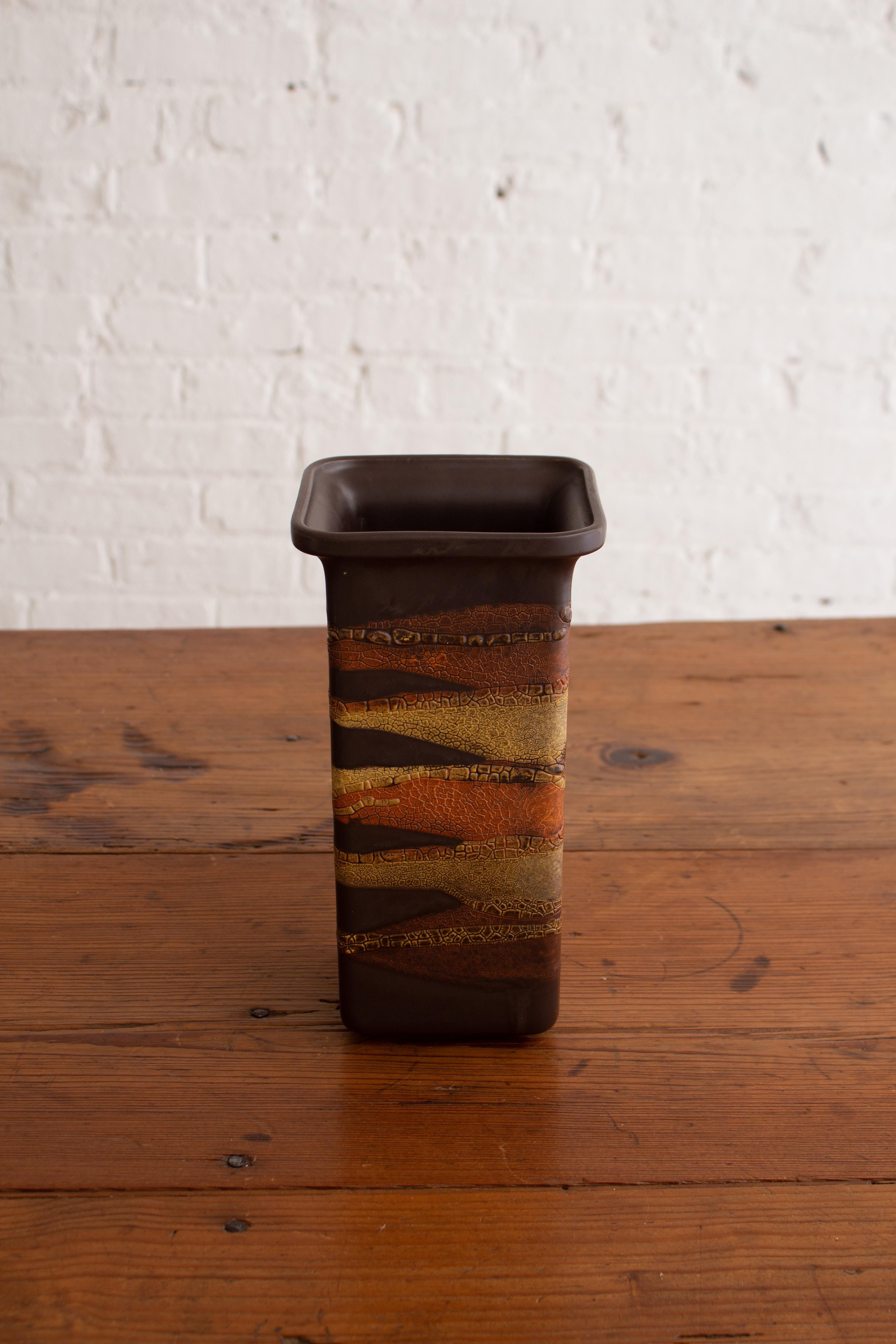 20ième siècle Vase de forme géométrique enveloppant Royal Haeger Earth en vente