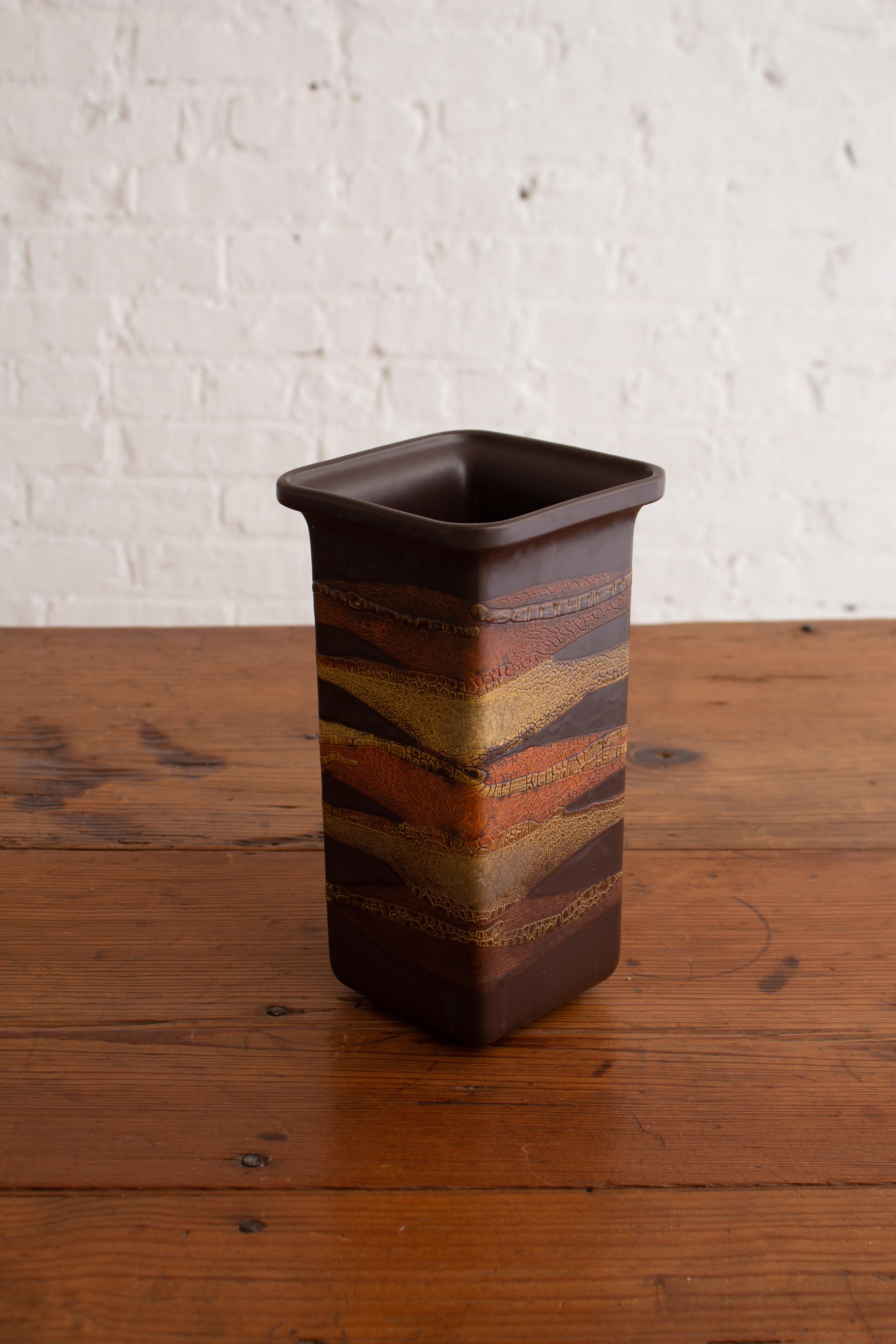 Céramique Vase de forme géométrique enveloppant Royal Haeger Earth en vente