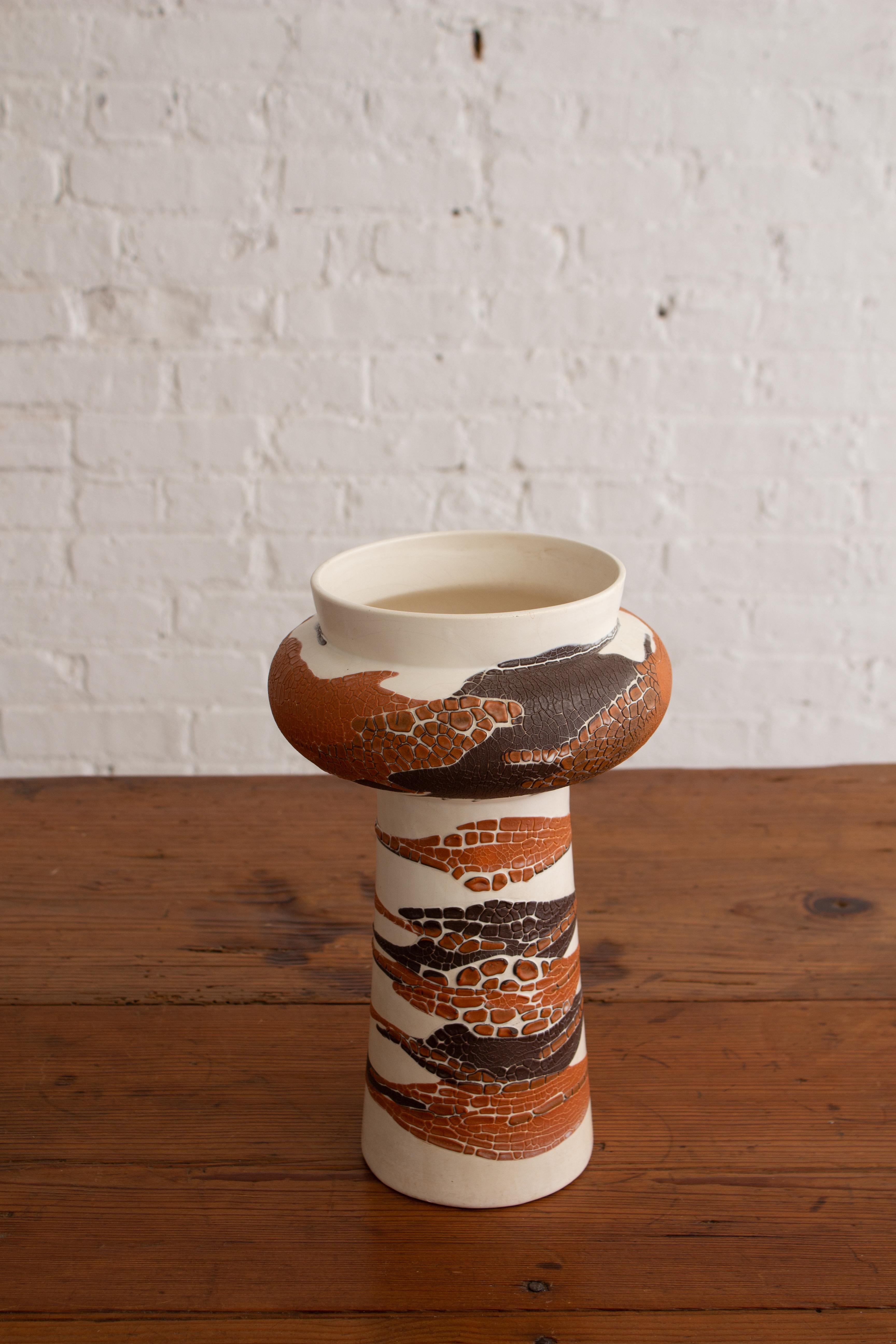 Mid-Century Modern Royal Haeger Vase de forme sculpturale Earth Wrap en vente