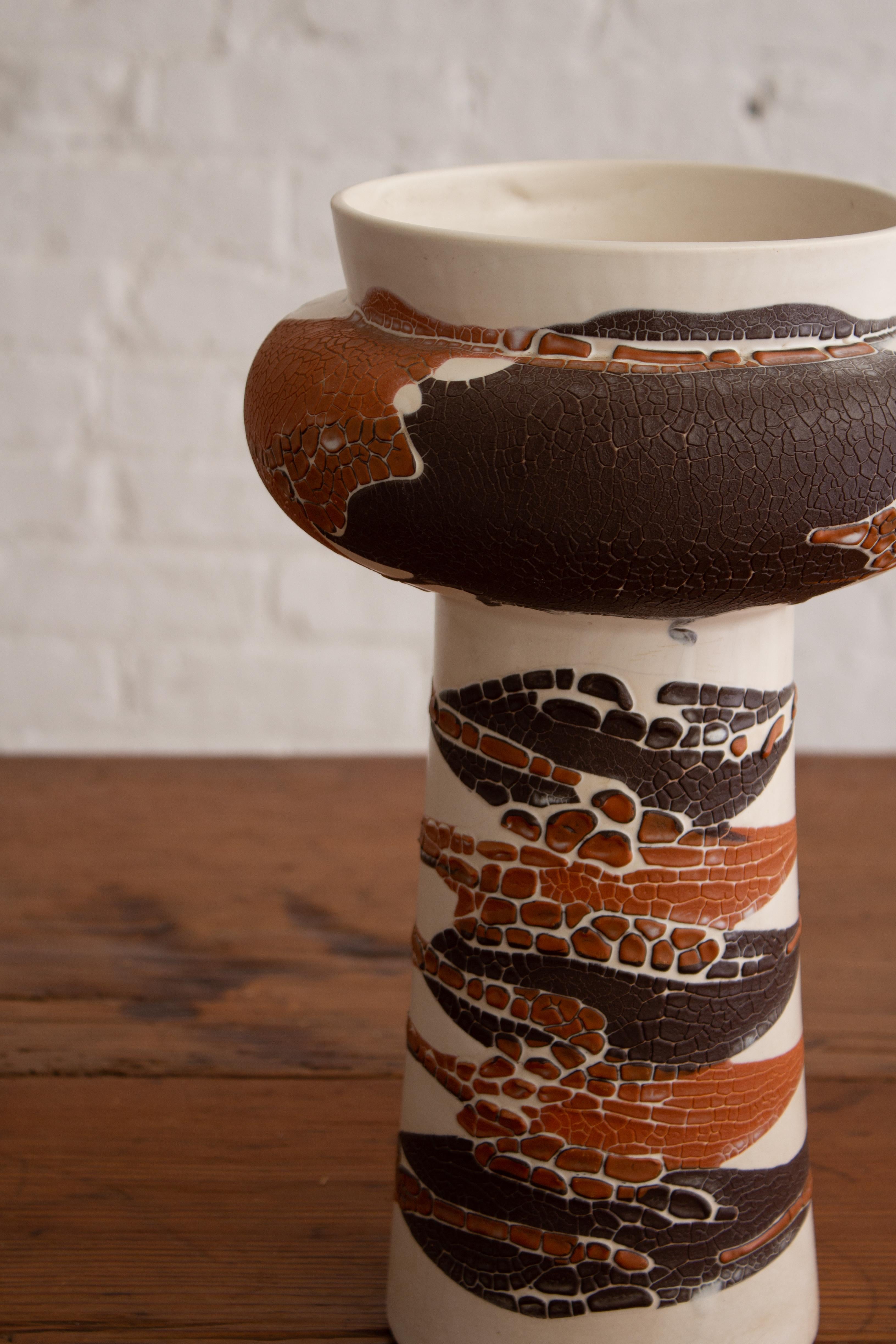 20ième siècle Royal Haeger Vase de forme sculpturale Earth Wrap en vente
