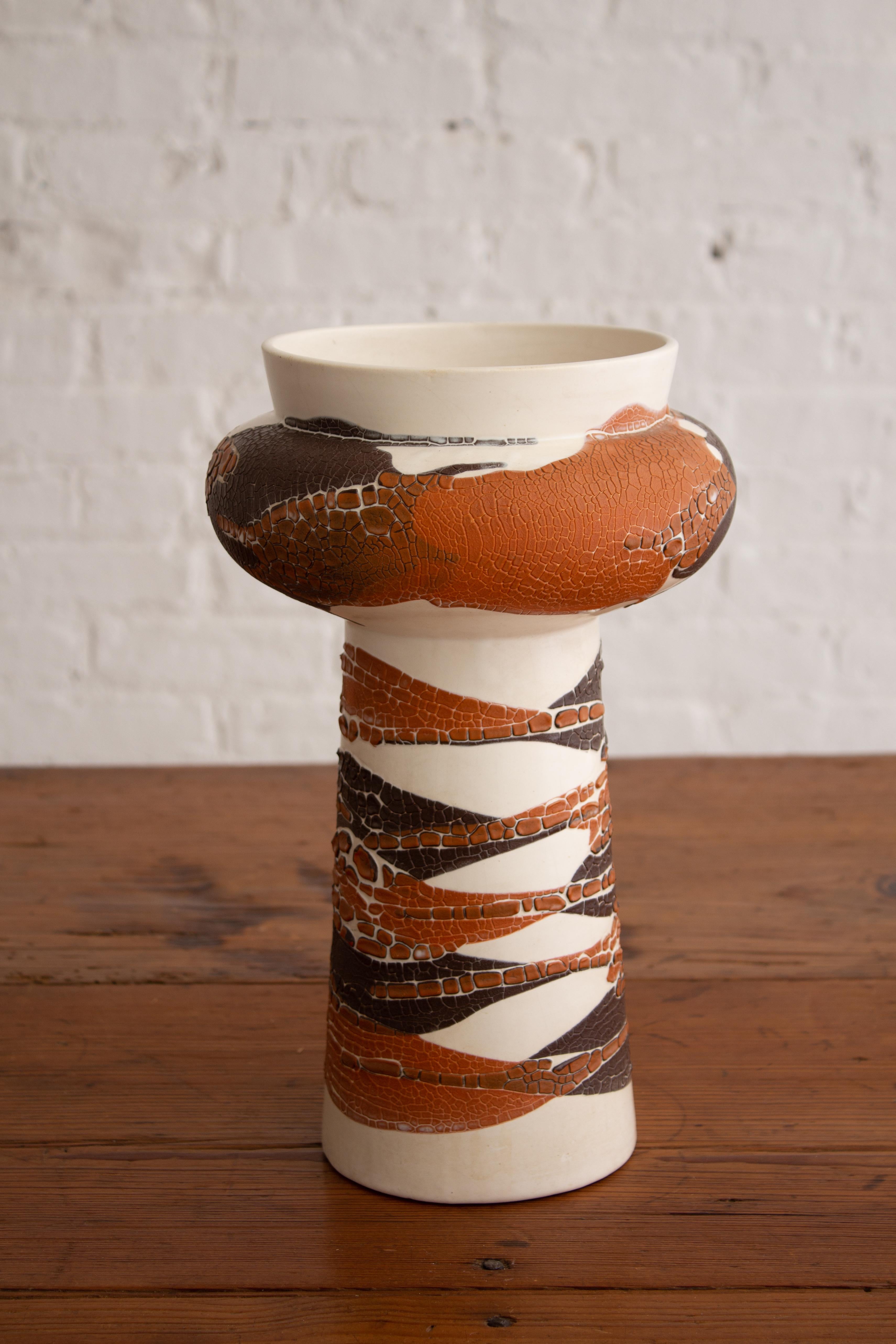 Royal Haeger Vase de forme sculpturale Earth Wrap en vente 1