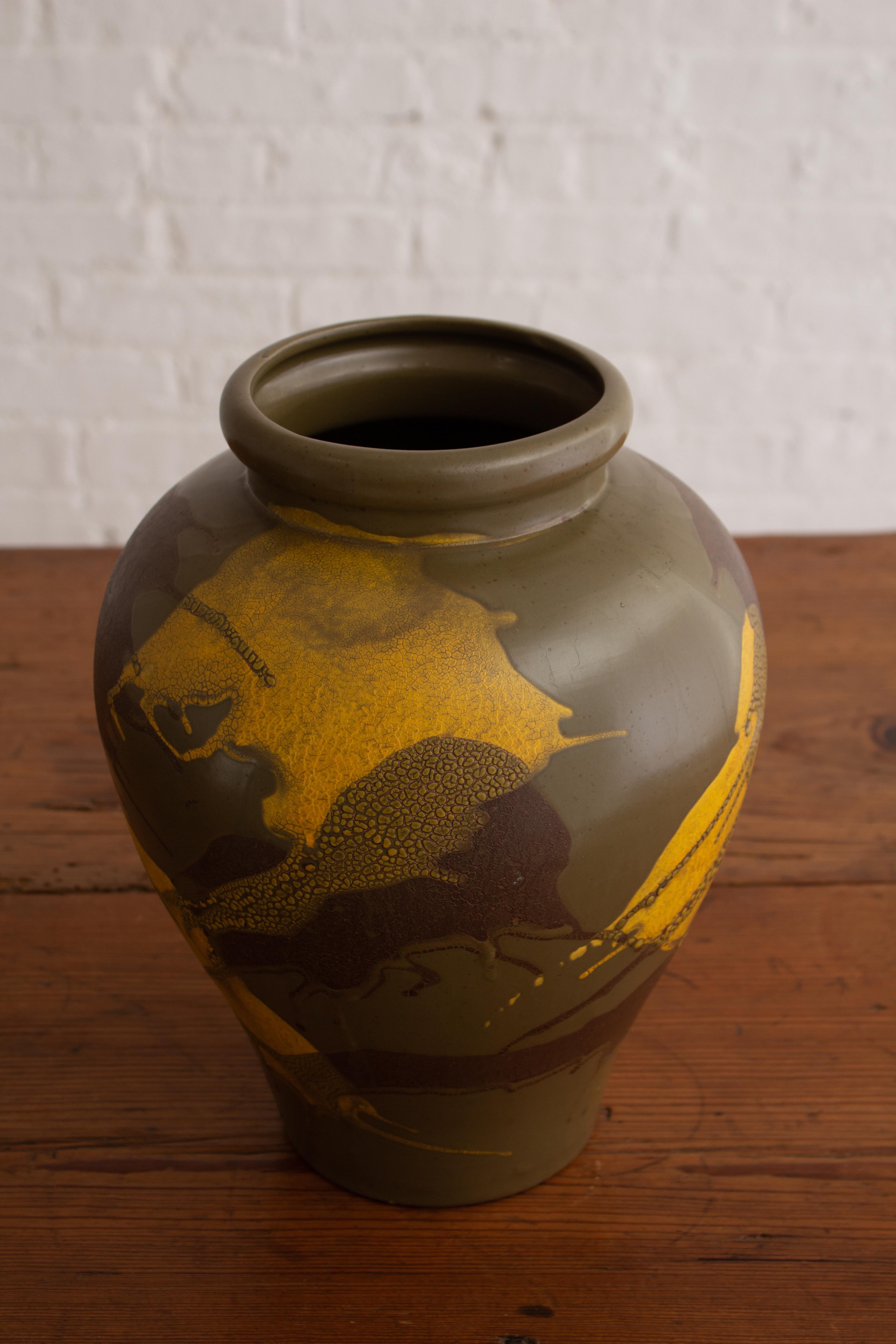 Mid-Century Modern Royal Haeger Earth Wrap Urn Form Vase en vente