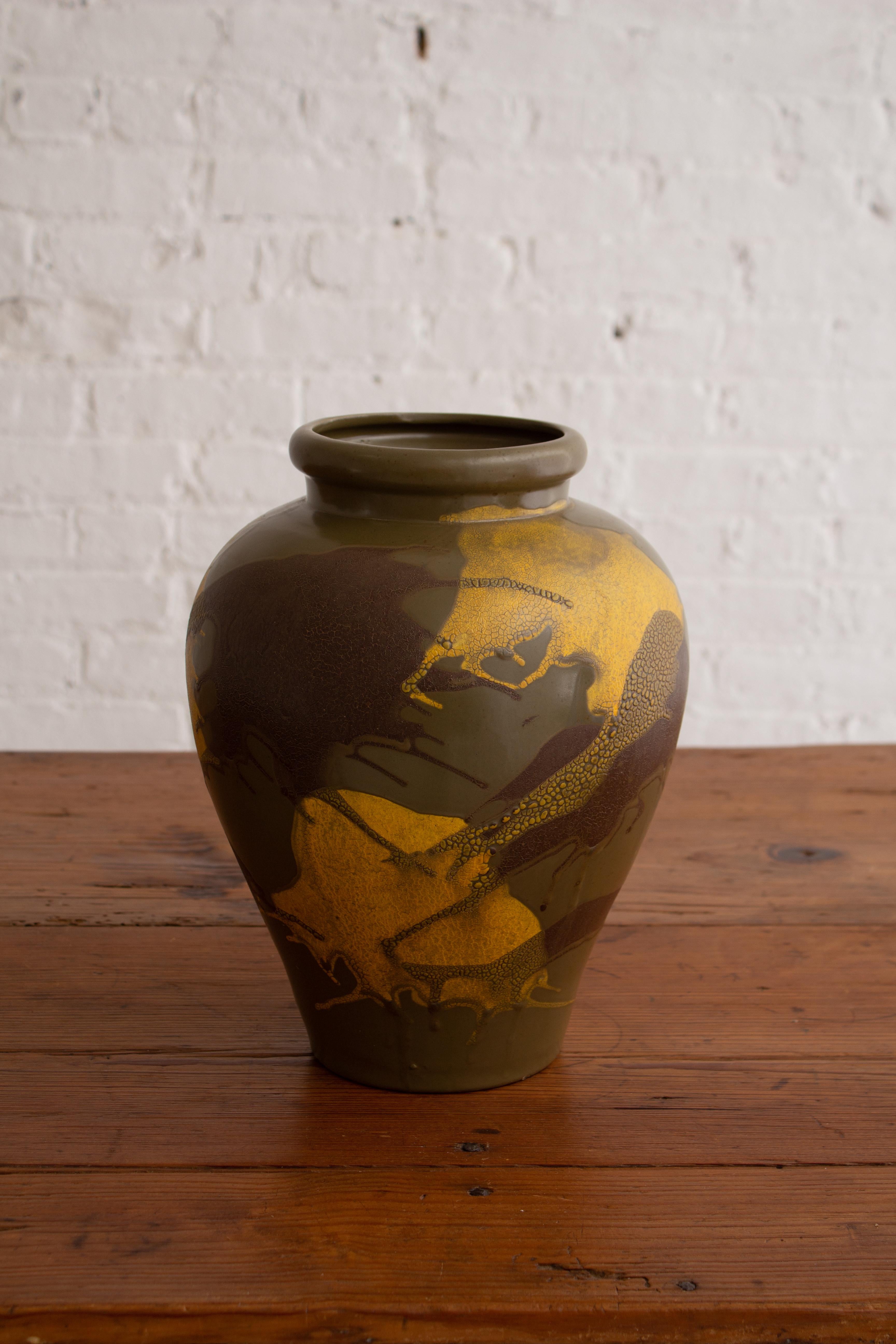 Vernissé Royal Haeger Earth Wrap Urn Form Vase en vente