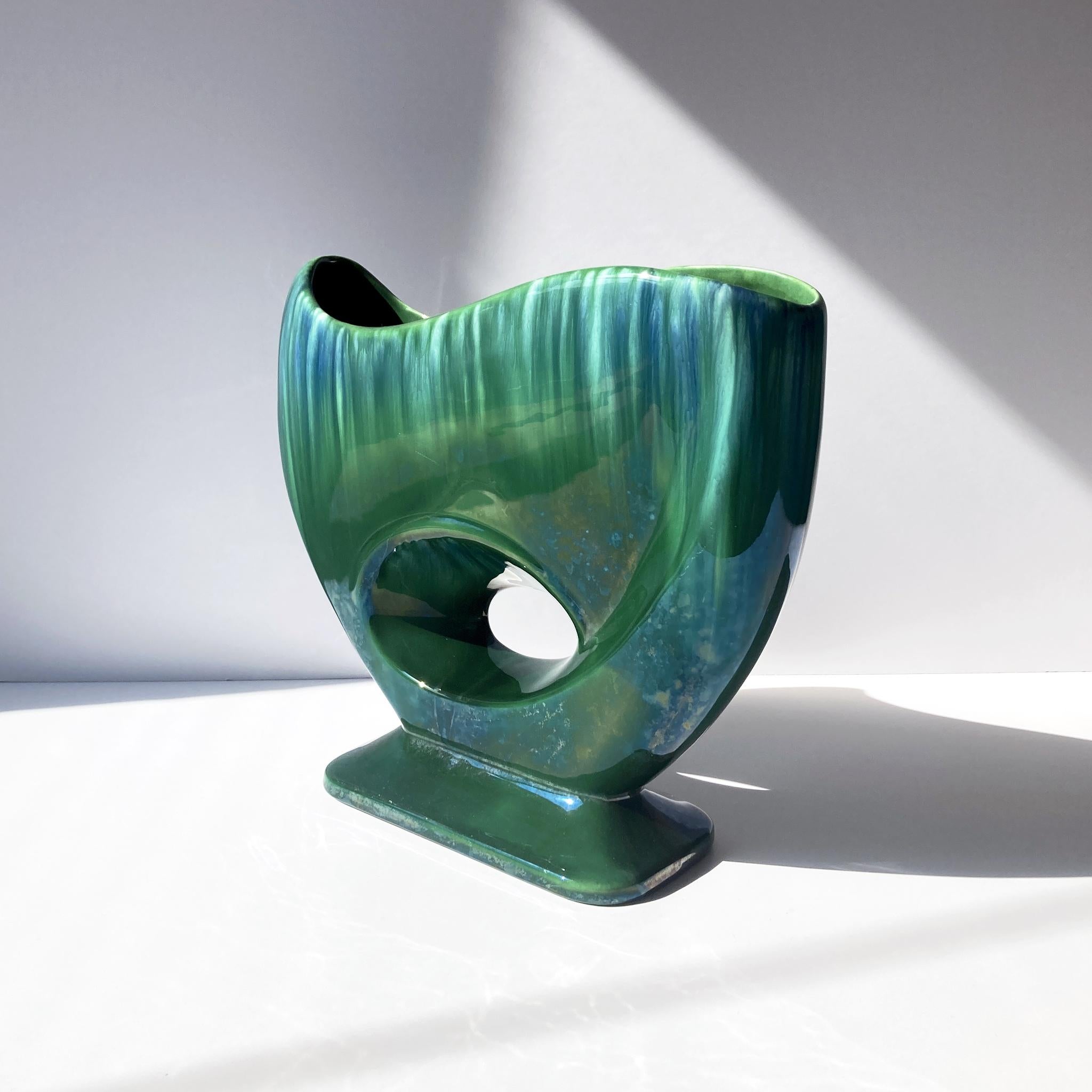 Mid-Century Modern Vase abstrait Royal Haeger vert à glaçure goutte d'eau, années 1960 en vente