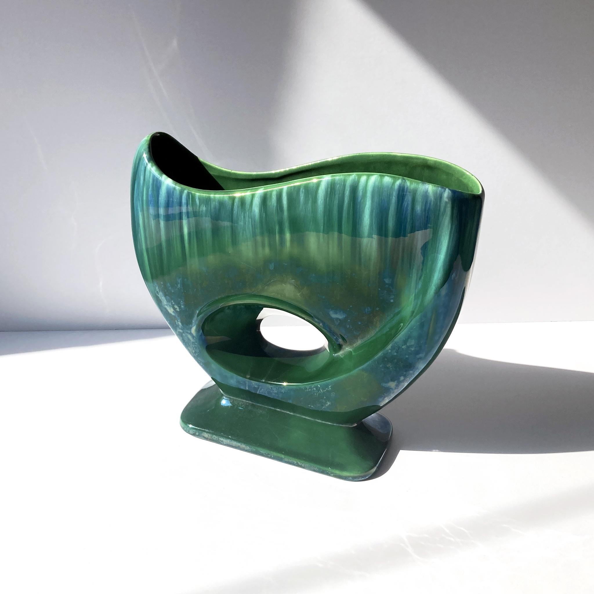 Américain Vase abstrait Royal Haeger vert à glaçure goutte d'eau, années 1960 en vente
