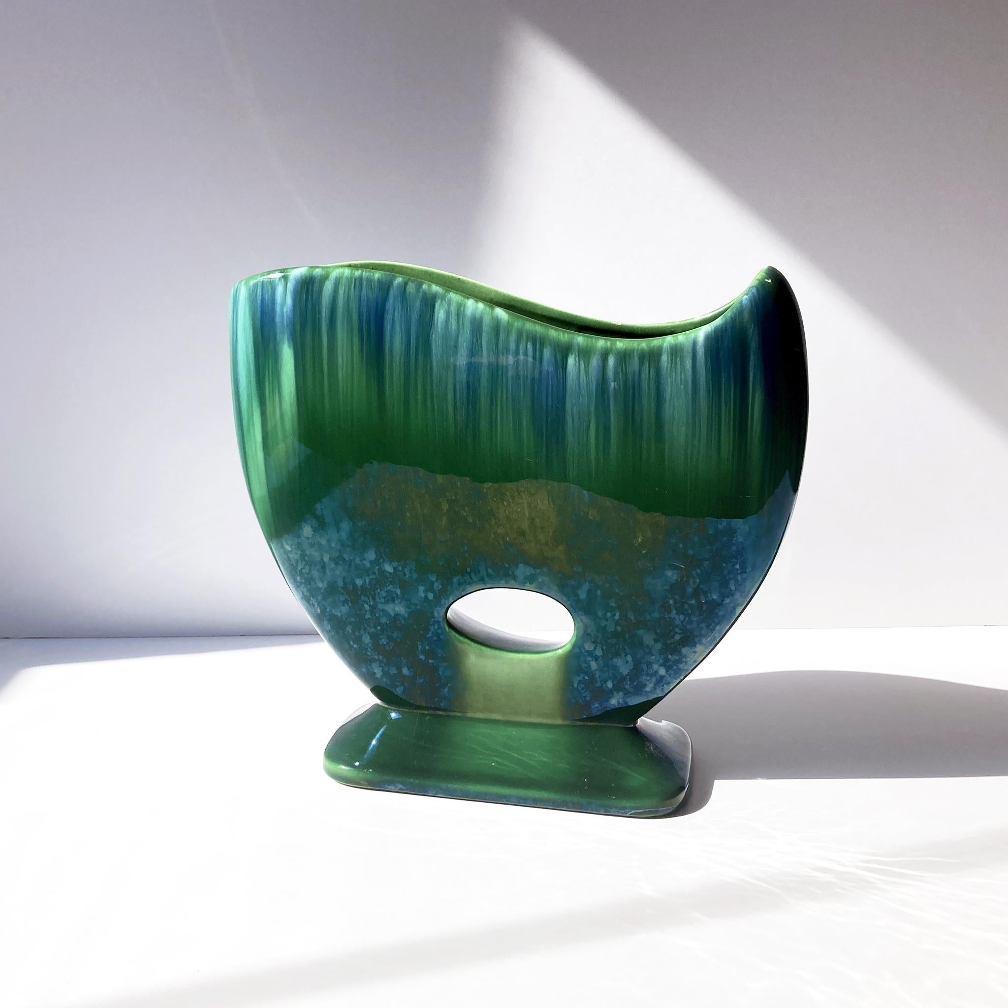 Royal Haeger Abstrakte Vase mit grüner Tropfglasur, 1960er Jahre (Glasiert) im Angebot