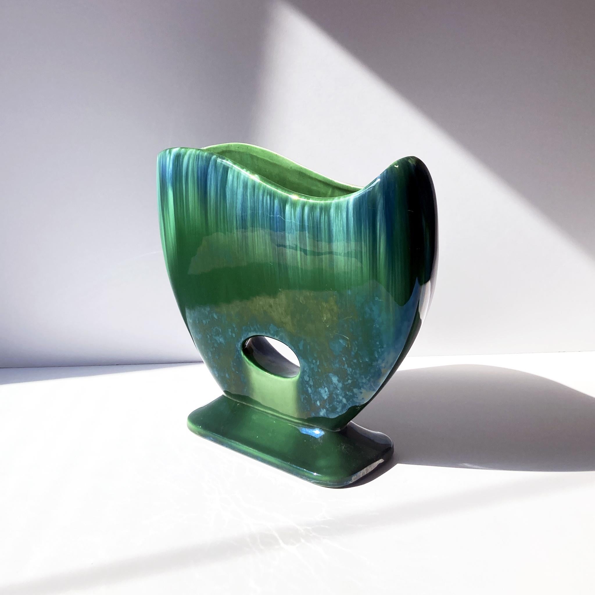 Vase abstrait Royal Haeger vert à glaçure goutte d'eau, années 1960 Bon état - En vente à New York, NY