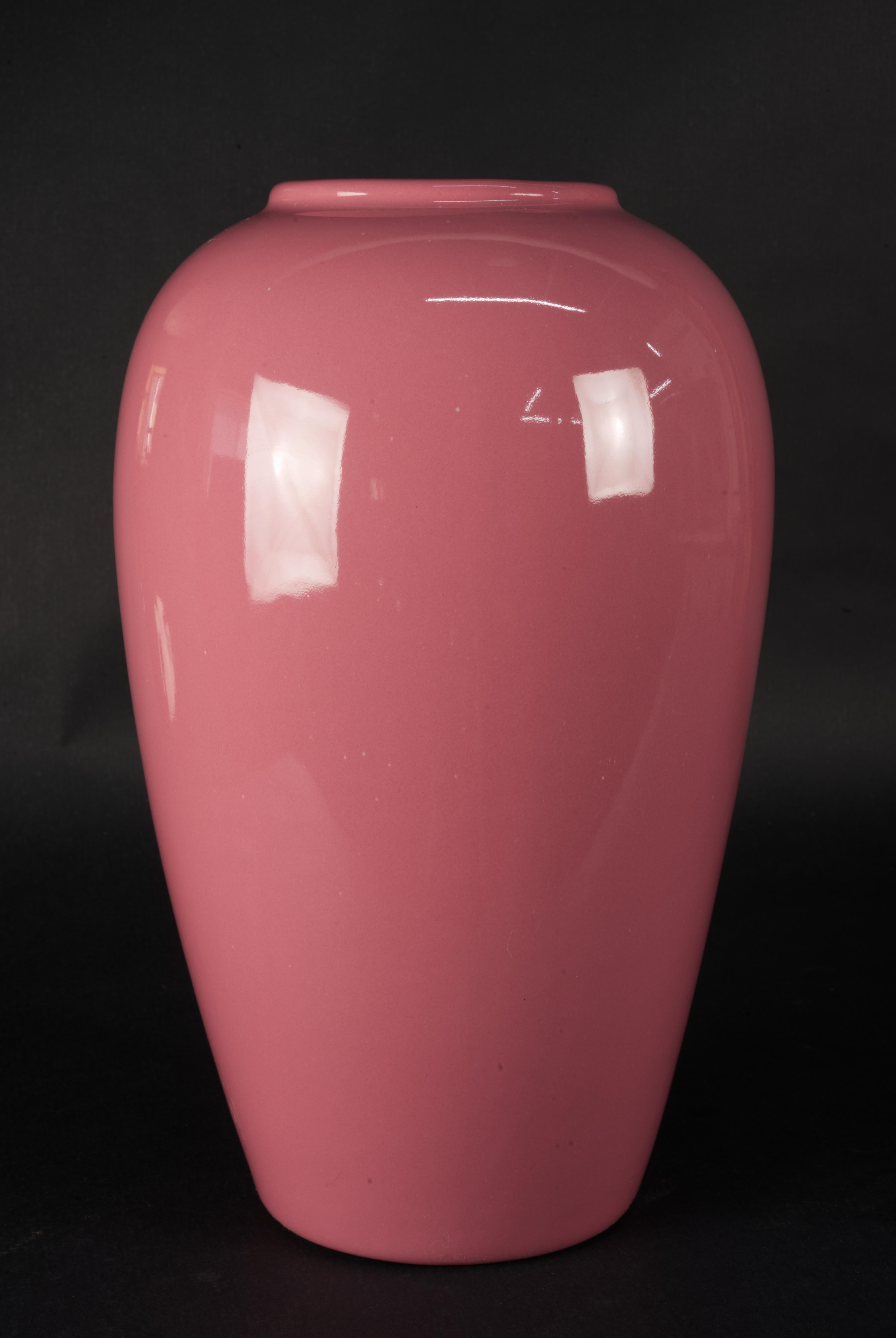  Royal Haeger mauve pink vase has graceful, traditional shape and monochromatic semi-glossy glaze. This large size, minimalistic vase will look great on its own or paired with other pieces to form a group, and will blend seamlessly in various