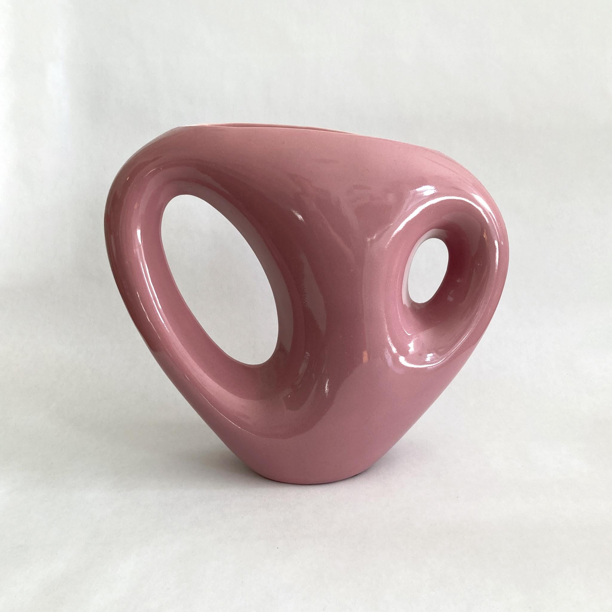 Postmodern Haeger Mauve pink abstract vase, medium size. Looks stunning on its own or as part of a group. In great condition, no crazing or cracks. Measures: 
H 9