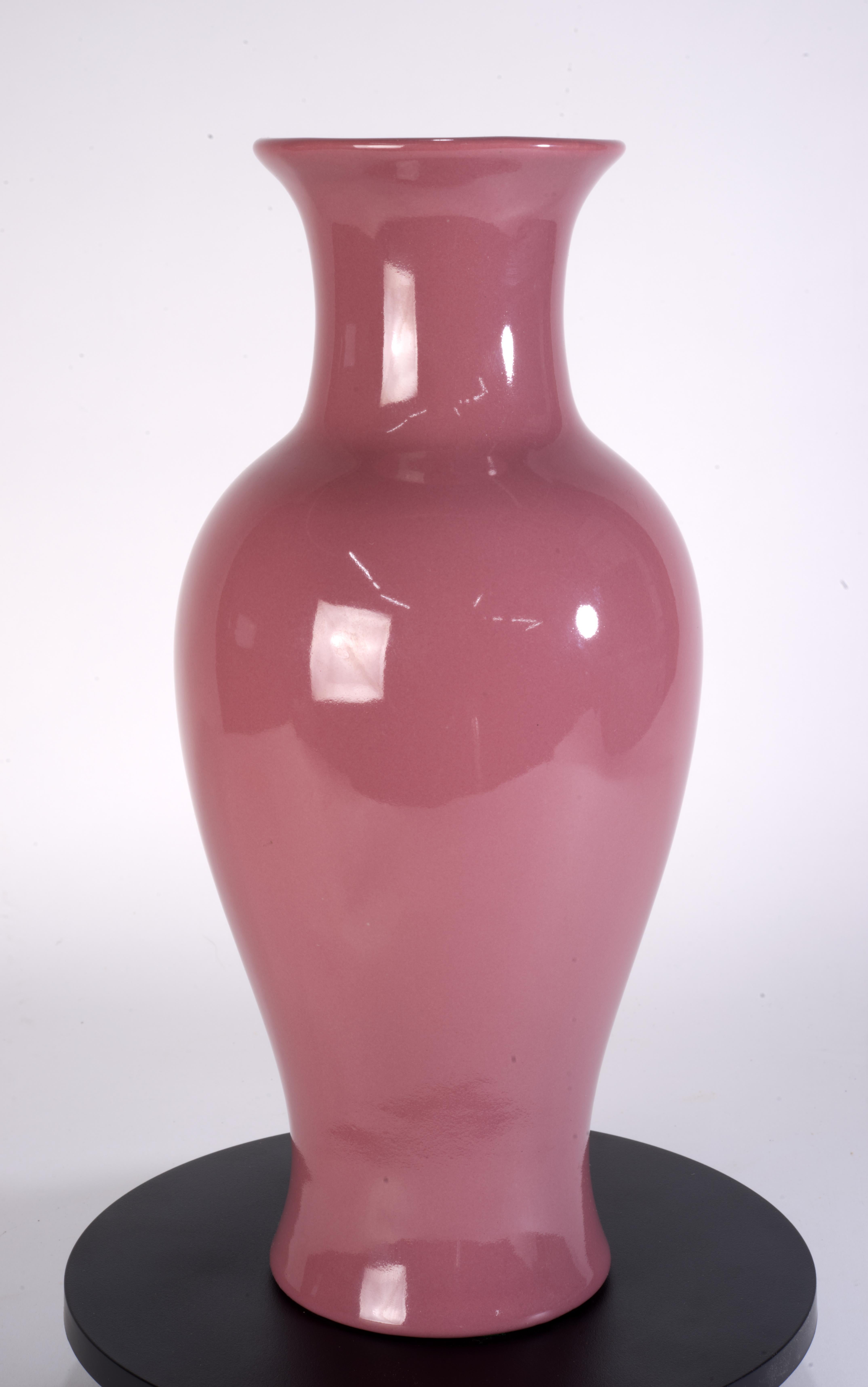  Royal Haeger mauve pink vase has graceful elongated shape and monochromatic semi-glossy glaze. This medium size, minimalist vase will look great on its own or paired with other pieces to form a group, and will blend seamlessly in various interior