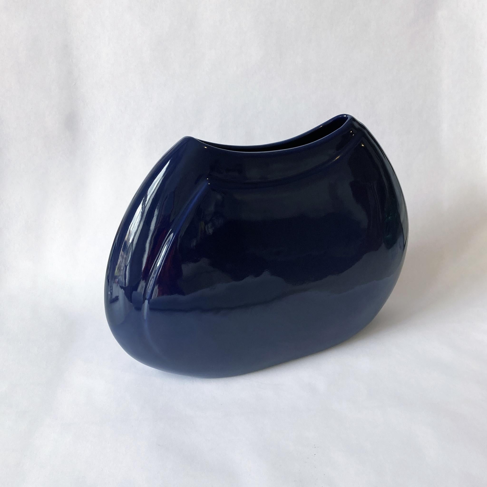 Postmodern Haeger navy blue vase, medium size. This piece has a wide front silhouette with a narrow depth, very striking. In great condition, no crazing, chips or cracks. Beautiful on its own, or paired with tonal pieces to form a group. See