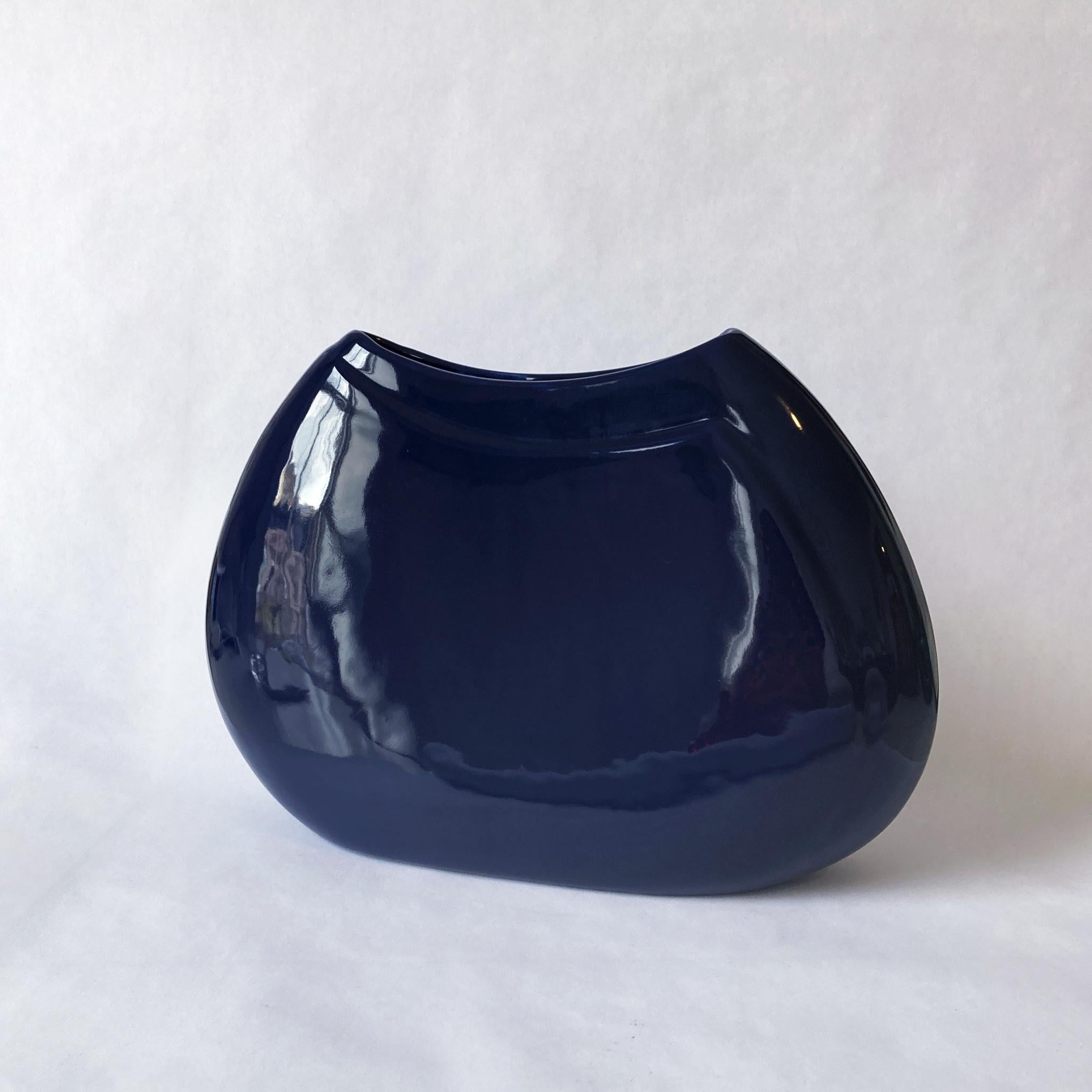 Haeger Marineblaue abstrakte, abgerundete, runde Vase, Postmoderne (Moderne der Mitte des Jahrhunderts) im Angebot