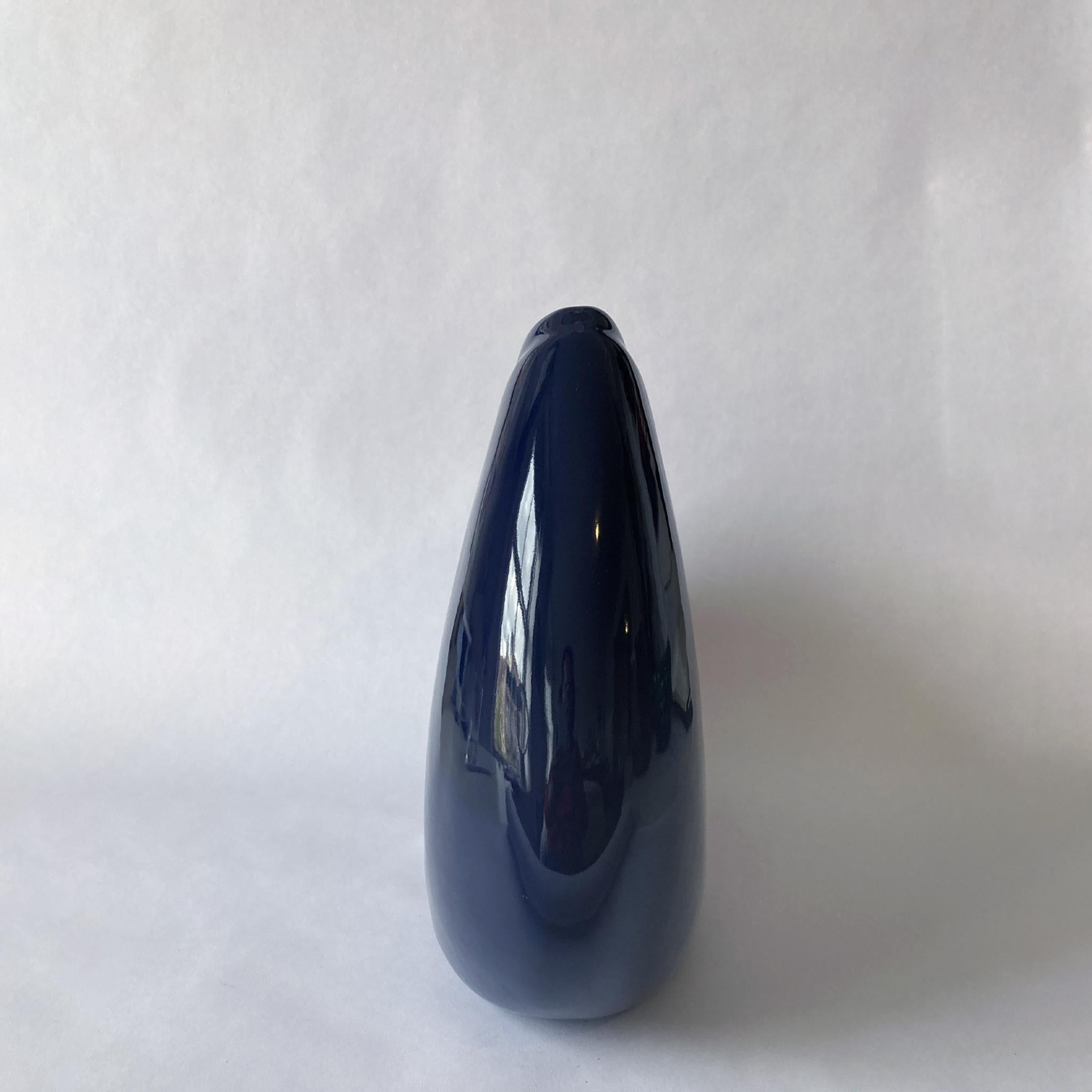 Haeger Marineblaue abstrakte, abgerundete, runde Vase, Postmoderne (amerikanisch) im Angebot